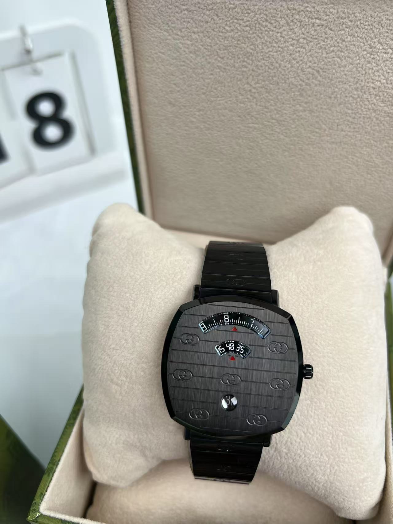 Gucci Grip 黑色GG壓紋精鋼腕錶 全黑潮流款