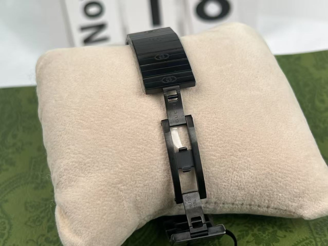 Gucci Grip 黑色GG壓紋精鋼腕錶 全黑潮流款