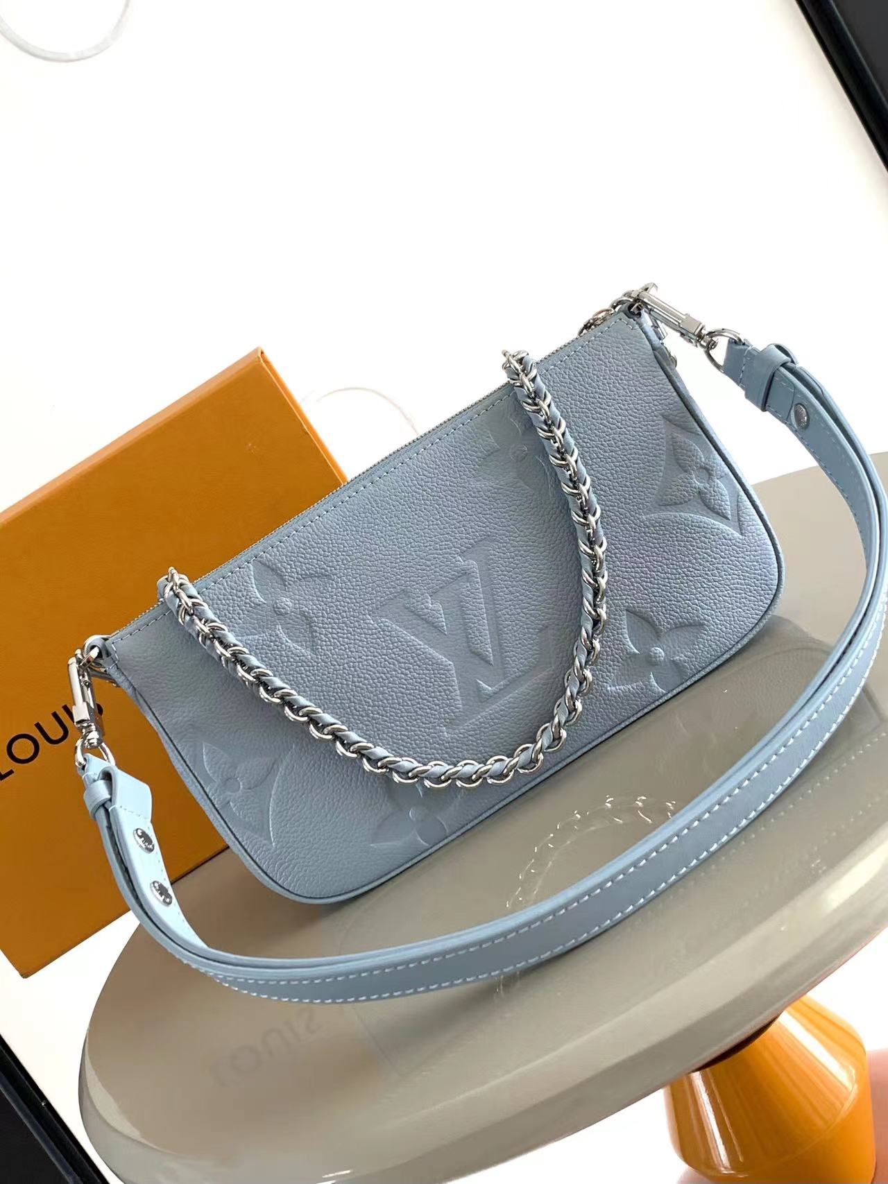 LV 高仿压纹链条腋下包 浅蓝Mini单肩斜挎包 女士轻奢百搭小包款| 13 LV 高仿压纹链条腋下包 浅蓝Mini单肩斜挎包 女士轻奢百搭小包款