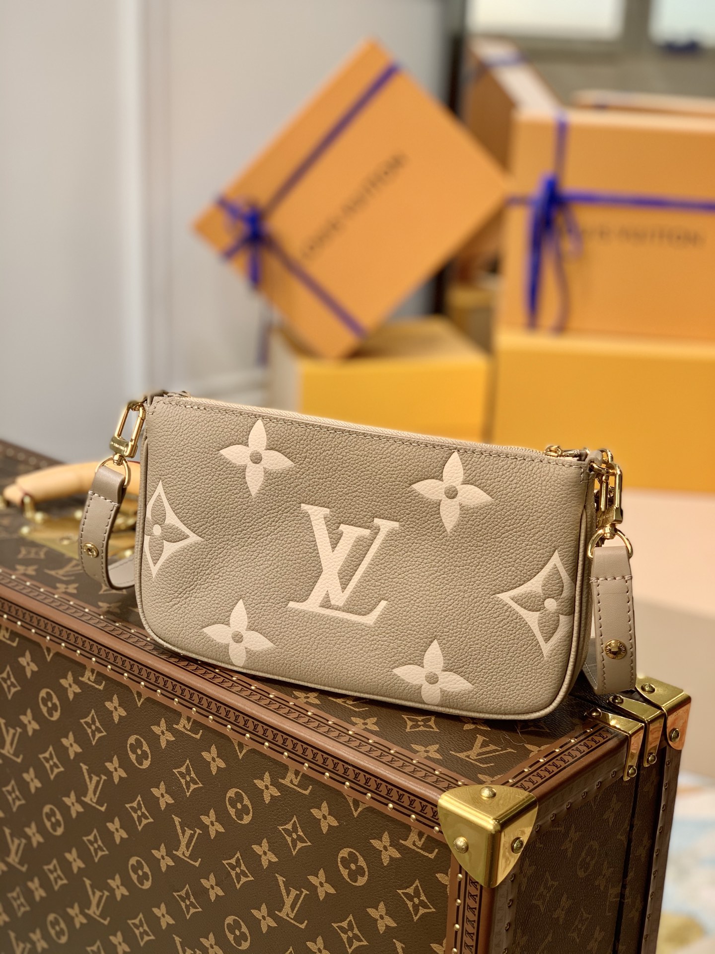 LV 一比一经典压纹链条单肩包 卡其色Mini腋下包 女士百搭斜挎小包| 13 LV 一比一经典压纹链条单肩包 卡其色Mini腋下包 女士百搭斜挎小包
