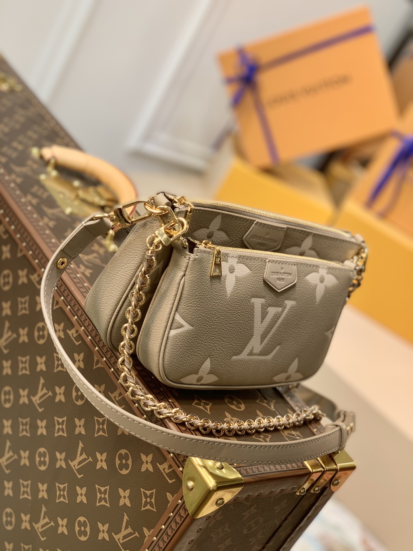 LV 一比一经典压纹链条单肩包 卡其色Mini腋下包 女士百搭斜挎小包| 12 LV 一比一经典压纹链条单肩包 卡其色Mini腋下包 女士百搭斜挎小包