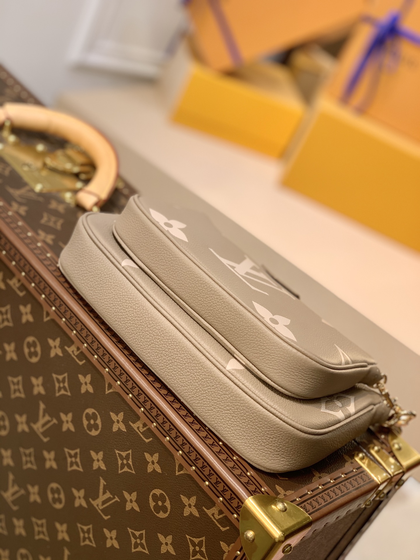 LV 一比一经典压纹链条单肩包 卡其色Mini腋下包 女士百搭斜挎小包| 11 LV 一比一经典压纹链条单肩包 卡其色Mini腋下包 女士百搭斜挎小包