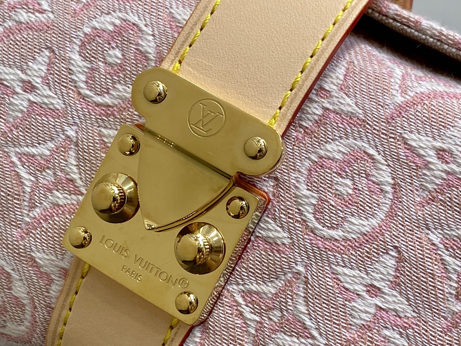 LV高仿女士肩背包粉色提花設計優雅時尚百搭款| 11 LV高仿女士肩背包粉色提花設計優雅時尚百搭款