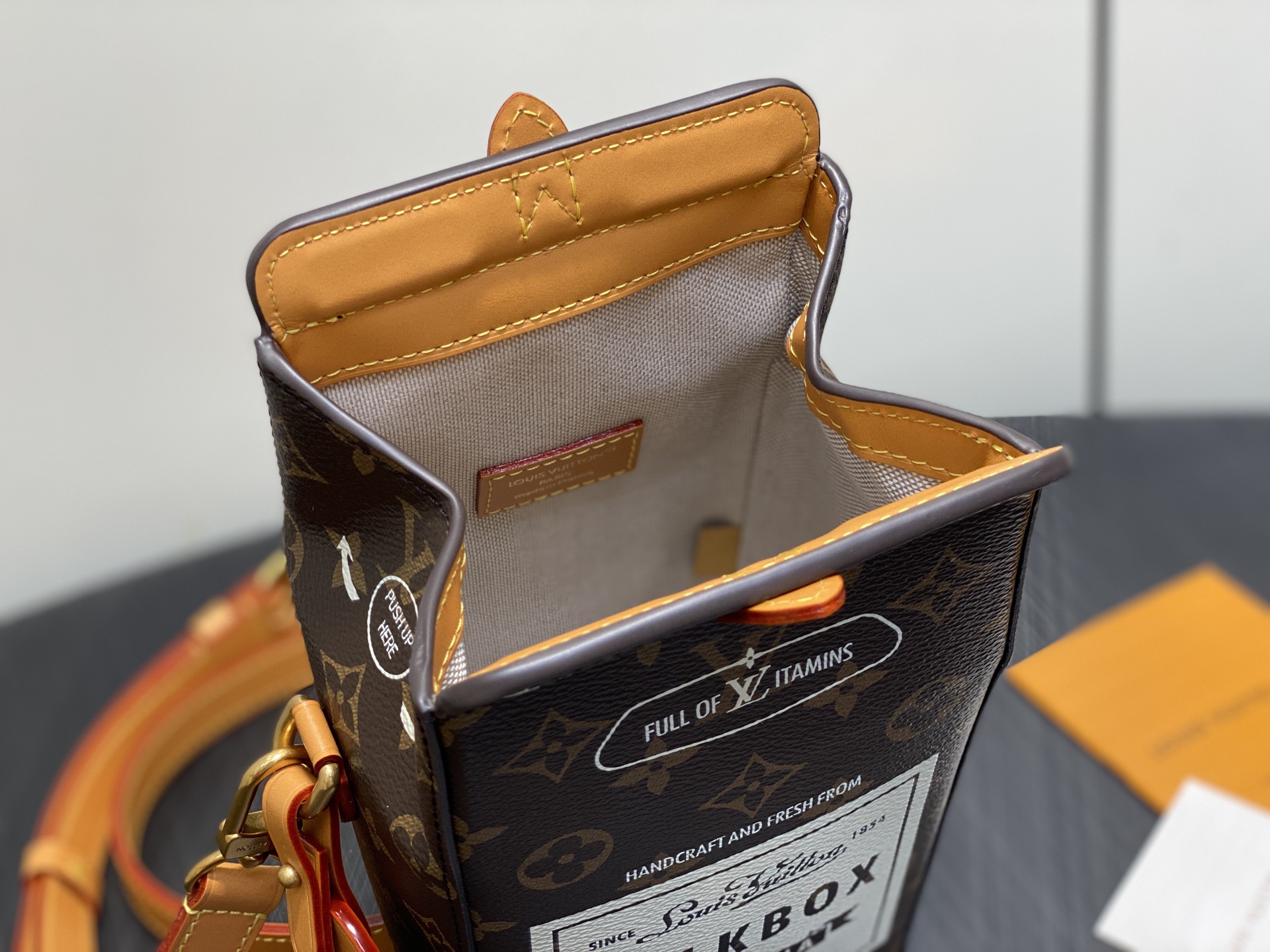 LV一比一女士斜背包Milk Box設計個性潮流百搭款