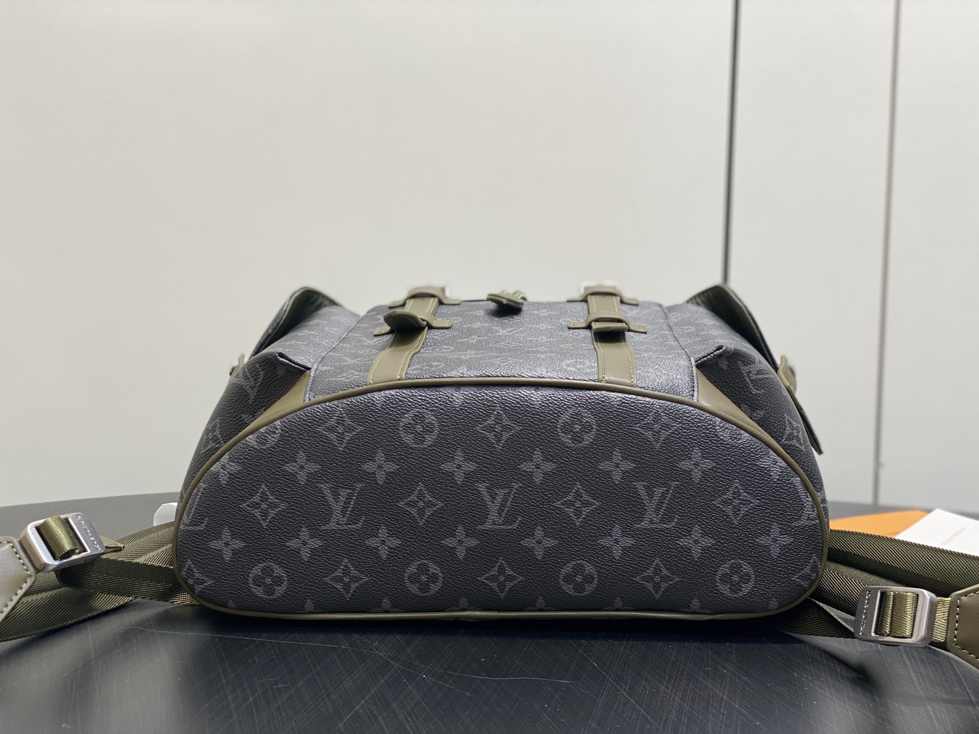 LV原單男女款後背包雙口袋設計戶外休閒大容量款| 11 LV原單男女款後背包雙口袋設計戶外休閒大容量款