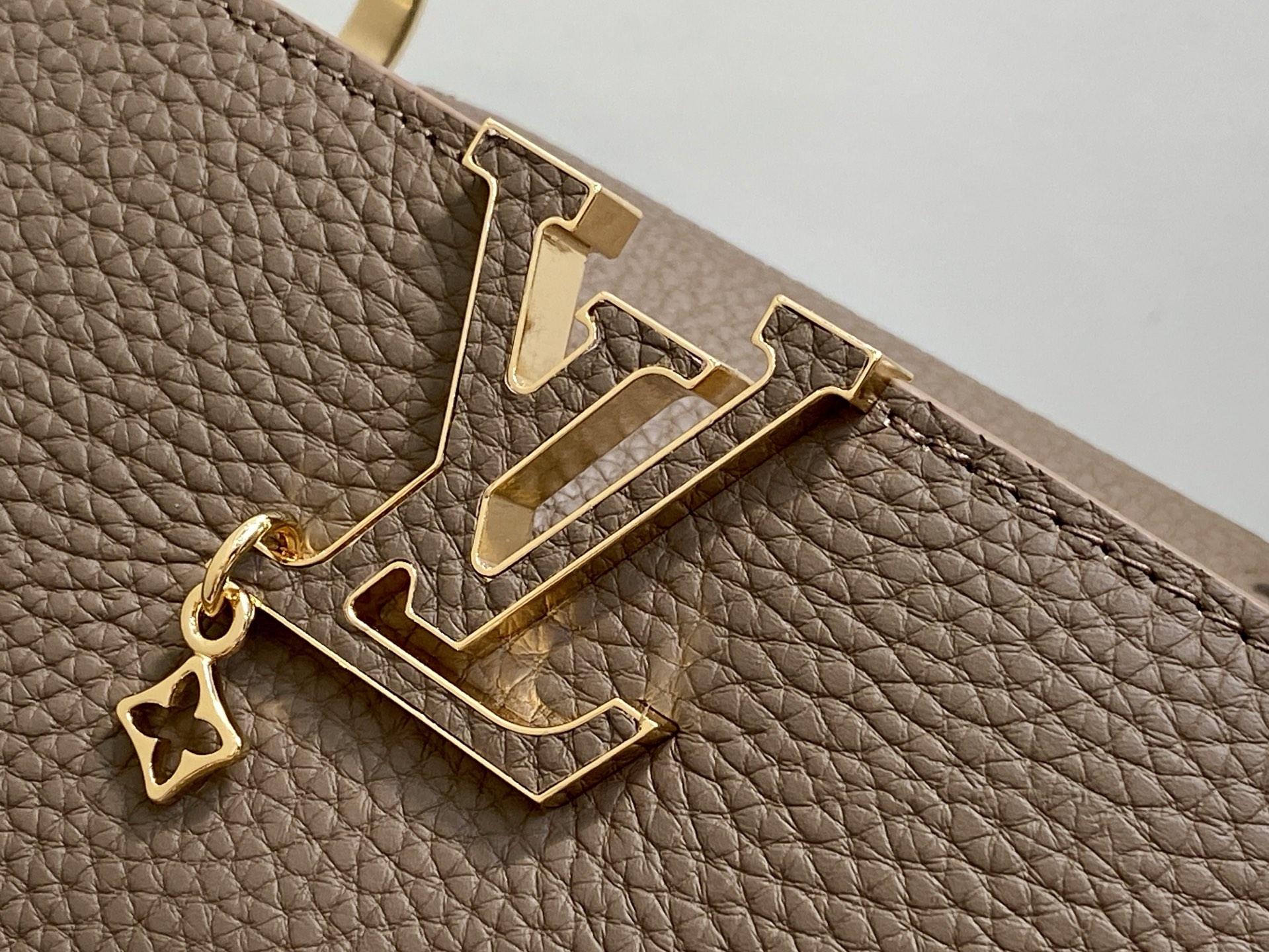 LV A貨女士手提包Capucines灰色設計鏈條裝飾百搭款| 10 LV A貨女士手提包Capucines灰色設計鏈條裝飾百搭款