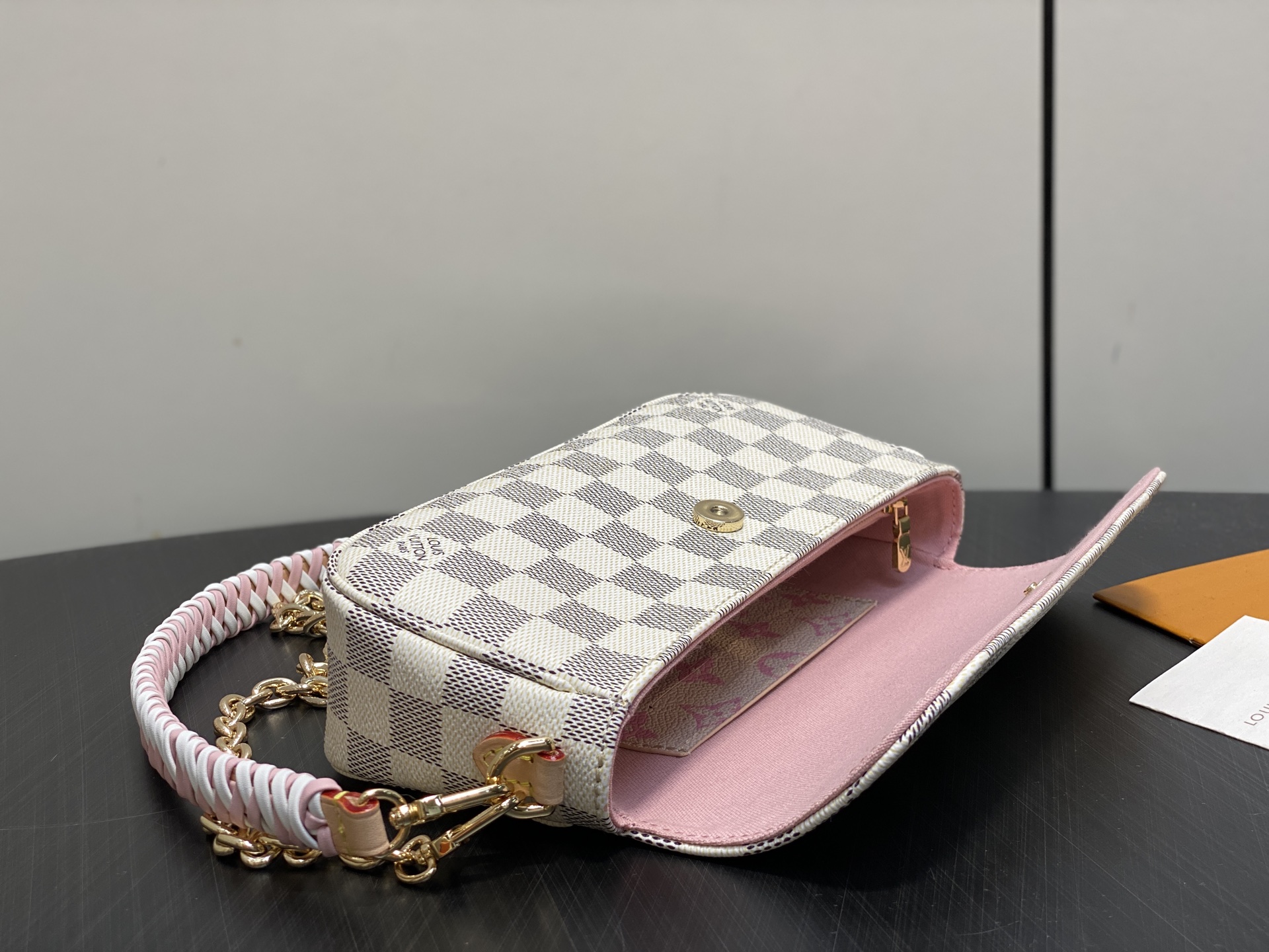 LV A貨棋盤格鏈條斜背包白色小方包時尚百搭款| 9 LV A貨棋盤格鏈條斜背包白色小方包時尚百搭款