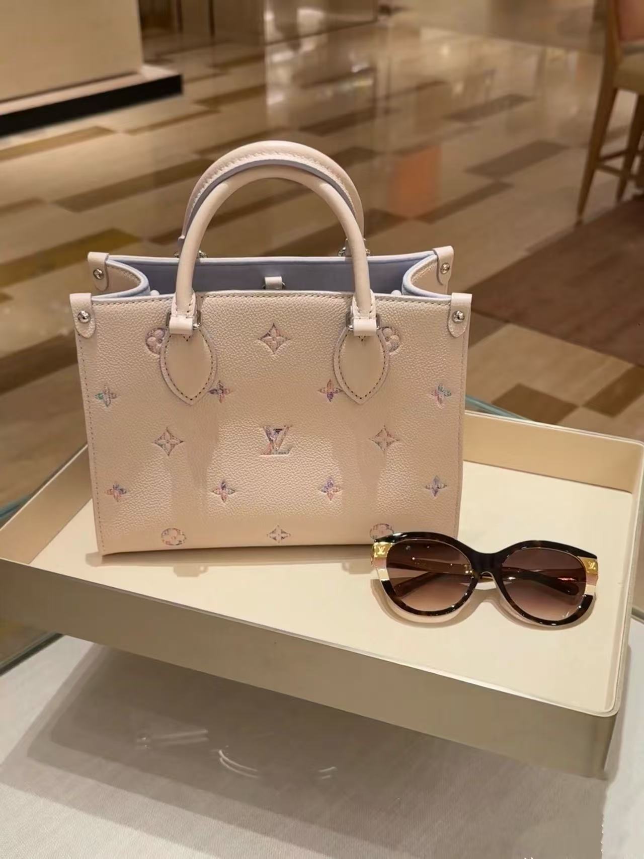 LV 原單 OnTheGo 迷你托特包 米白壓紋手提包