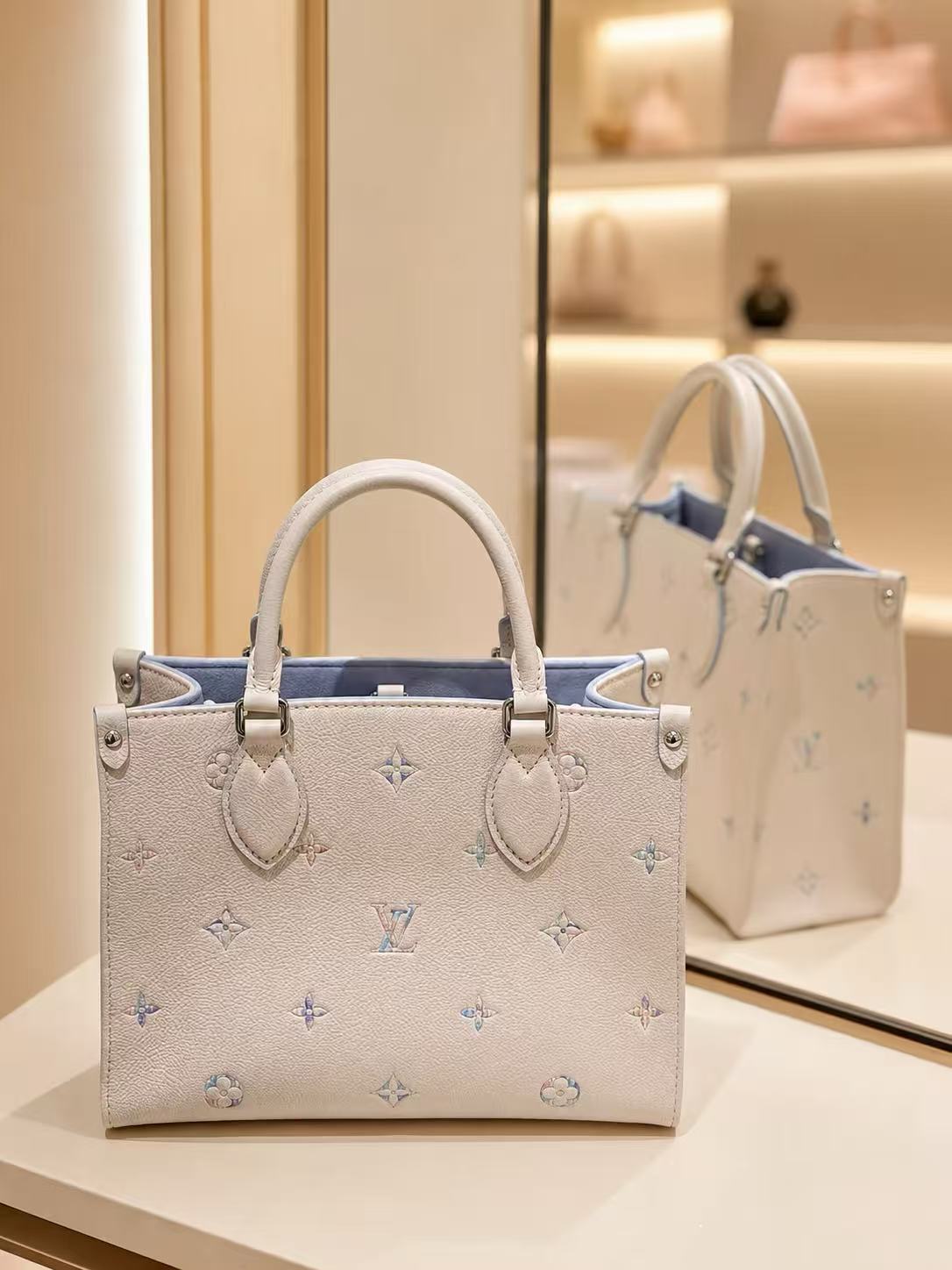 LV 原單 OnTheGo 迷你托特包 米白壓紋手提包| 9 LV 原單 OnTheGo 迷你托特包 米白壓紋手提包