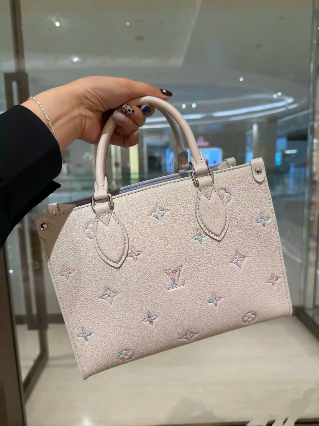 LV 原單 OnTheGo 迷你托特包 米白壓紋手提包| 8 LV 原單 OnTheGo 迷你托特包 米白壓紋手提包