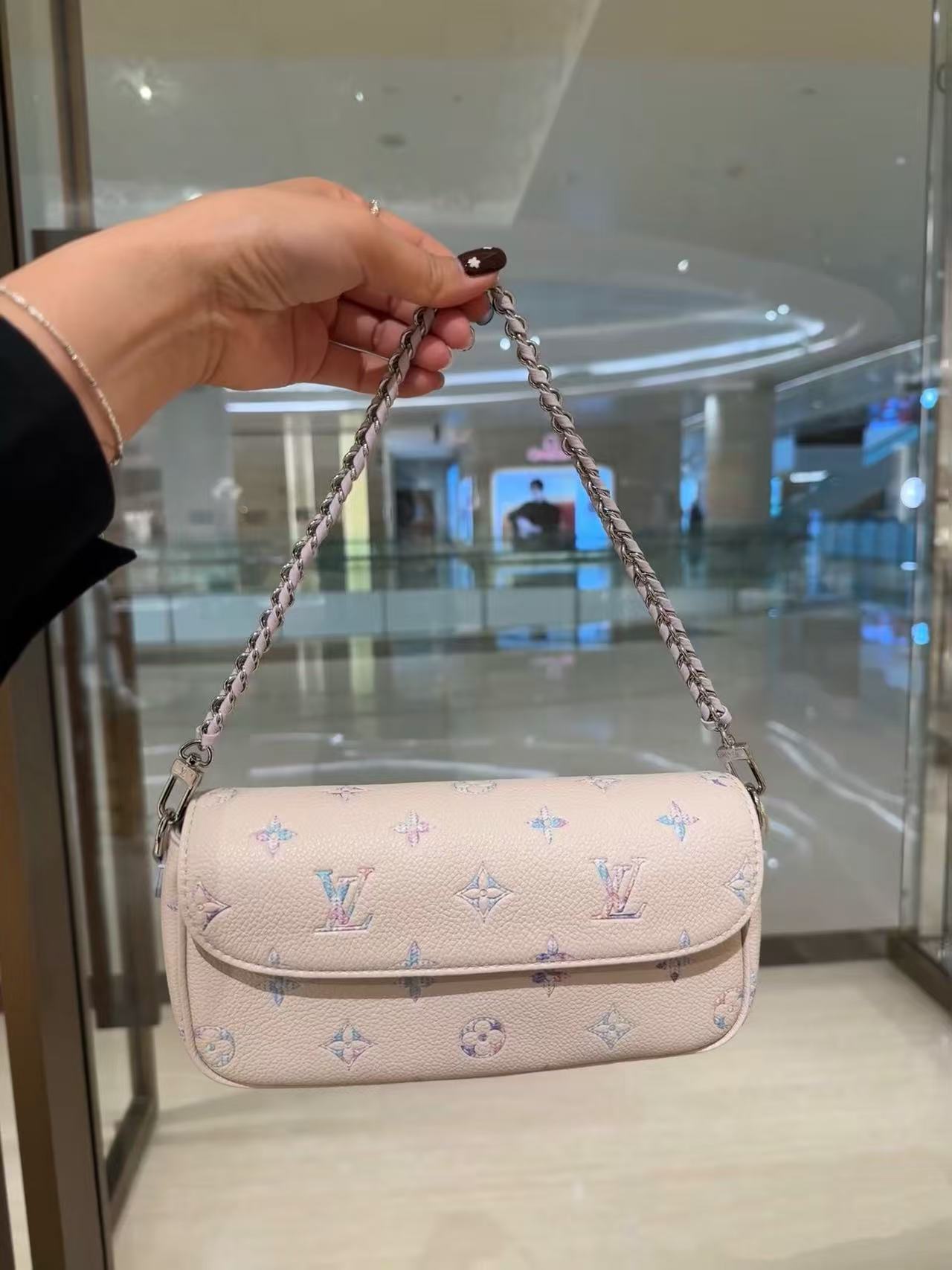 LV 一比一 Wallet on Chain Ivy 鏈條斜背包 米白色