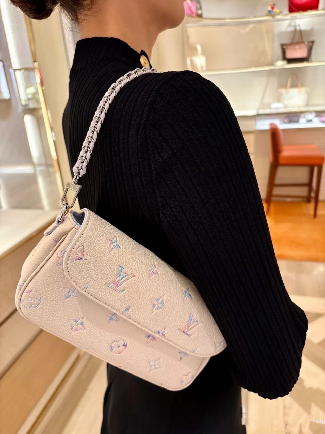 LV 一比一 Wallet on Chain Ivy 鏈條斜背包 米白色