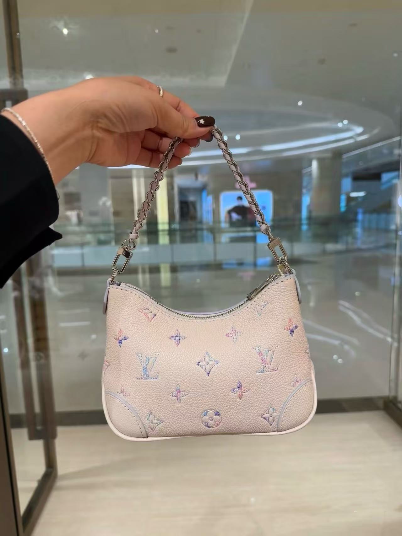 LV 原單 Monogram 迷你肩背包 米白鏈條腋下包