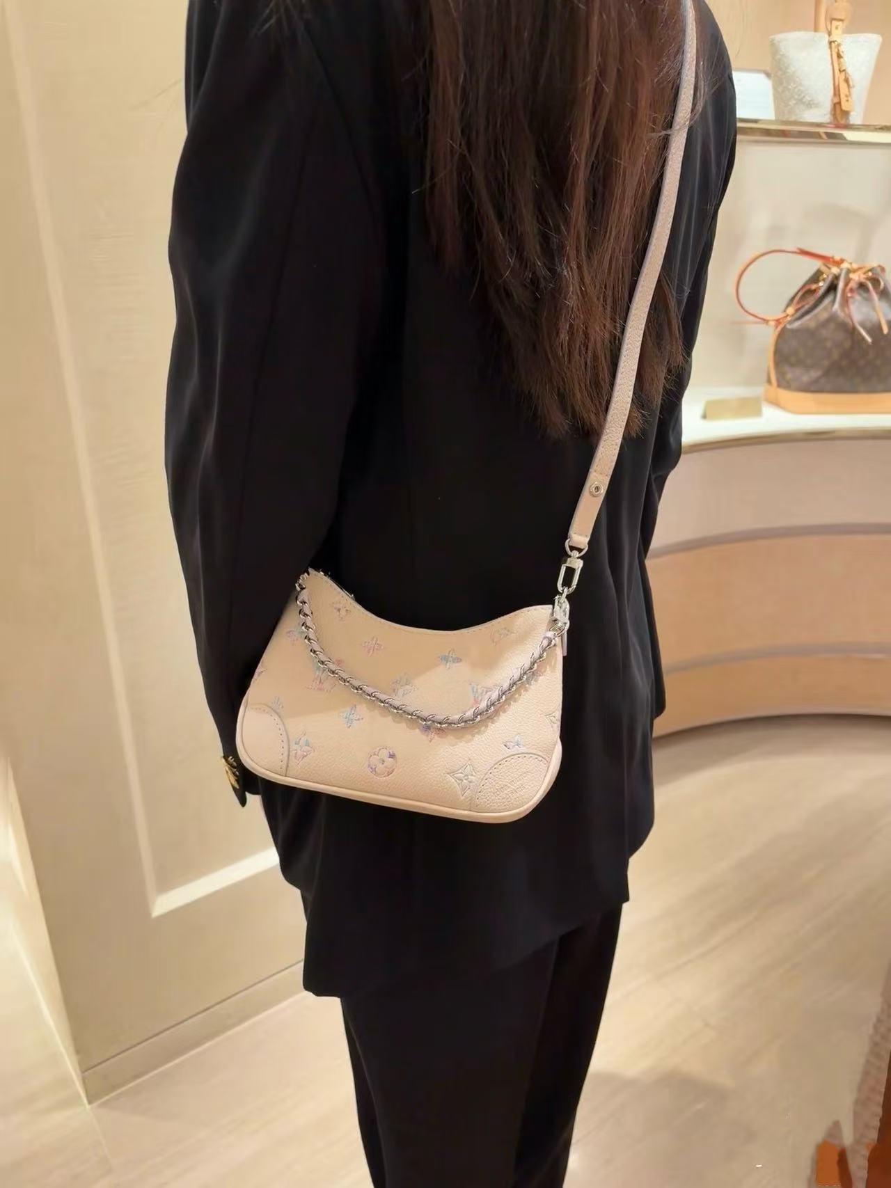 LV 原單 Monogram 迷你肩背包 米白鏈條腋下包