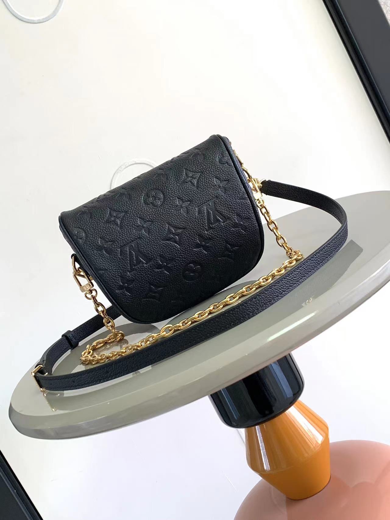 LV一比一Utility胸包 大Logo壓紋皮革 腰包斜背包| 13 LV一比一Utility胸包 大Logo壓紋皮革 腰包斜背包