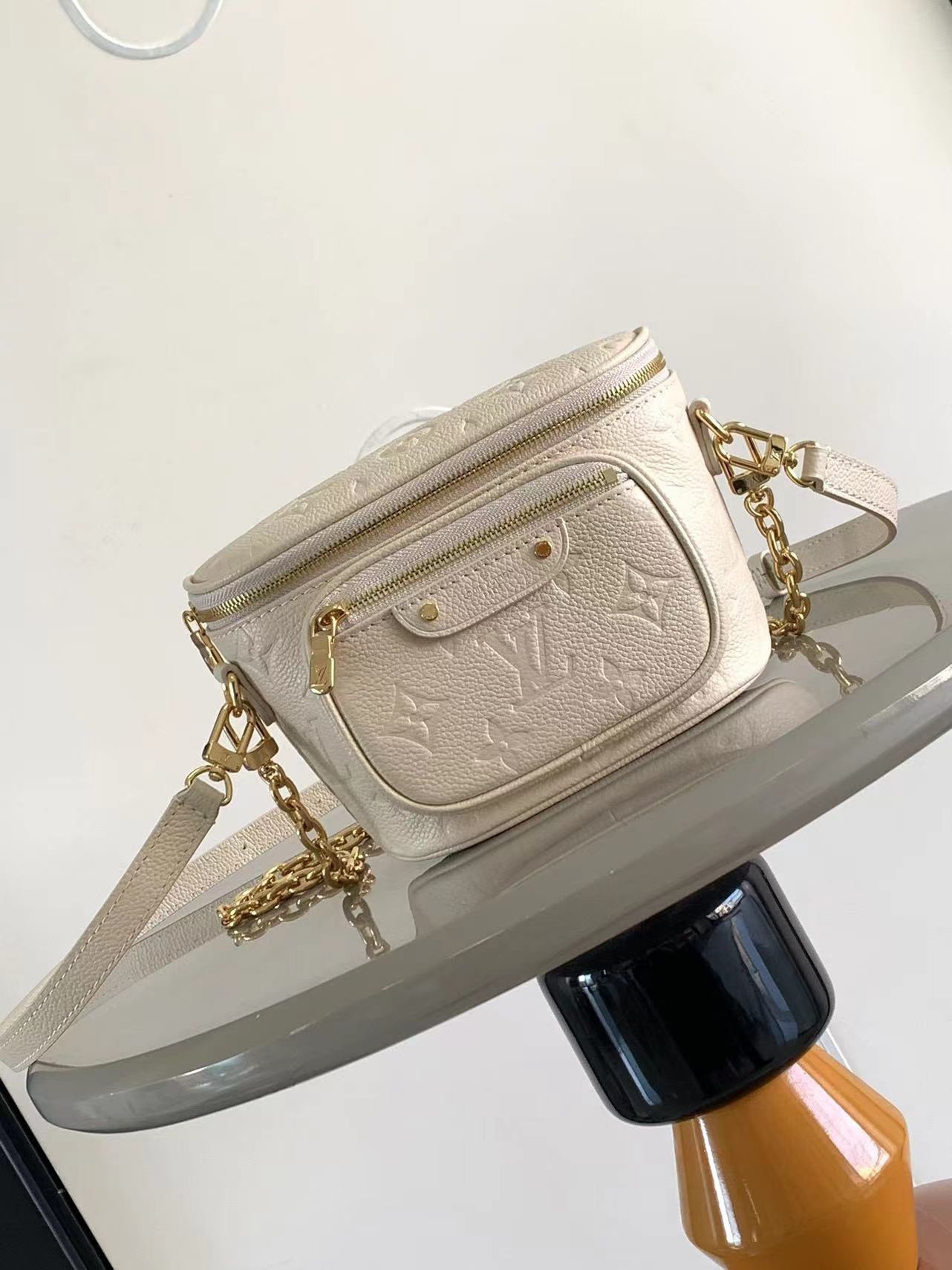 LV 一比一壓紋牛皮胸包 腰包斜背兩用 米白色高級質感款