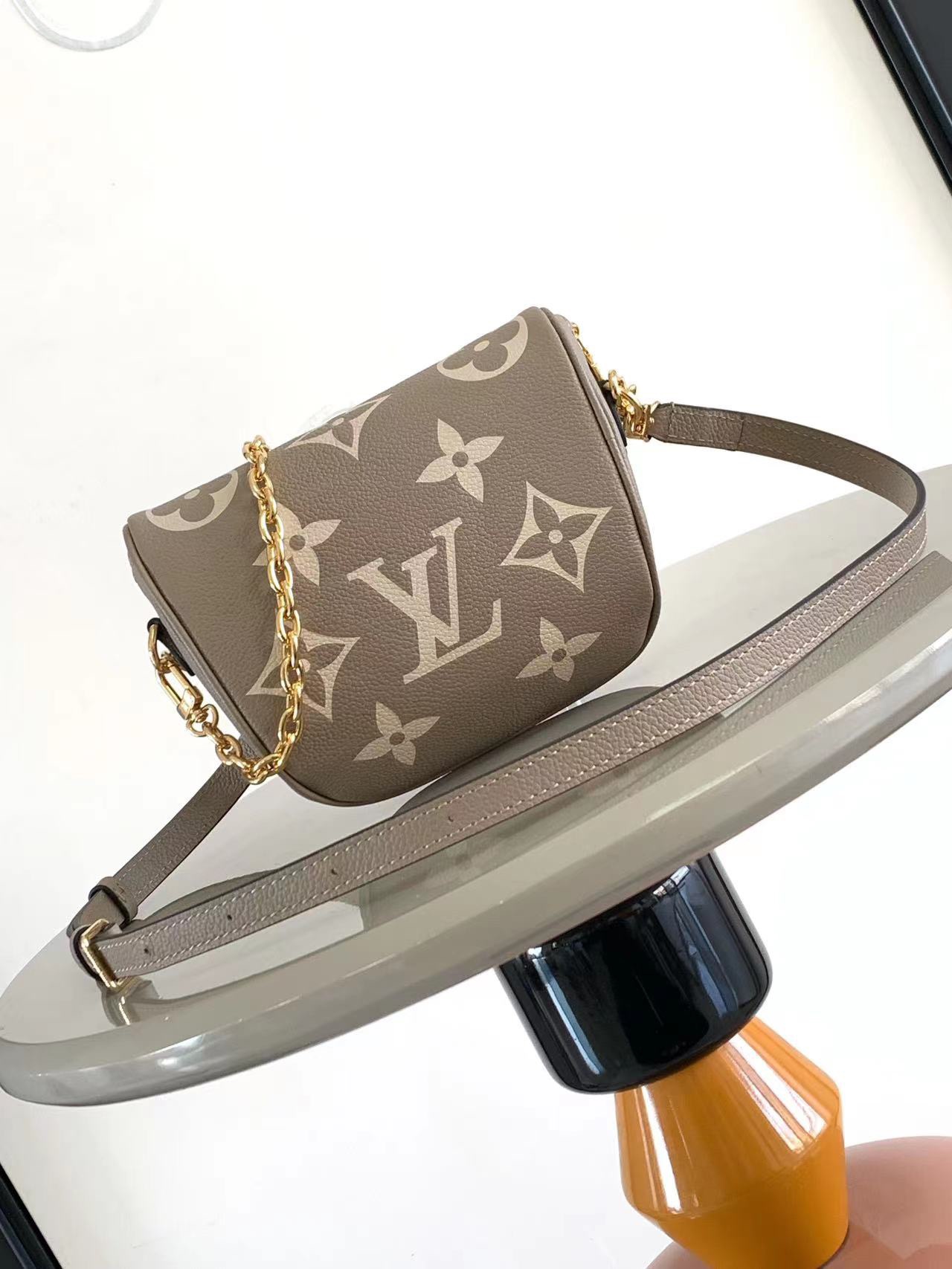 LV 原單大Logo胸包 灰色斜背腰包 時尚休閒百搭款| 13 LV 原單大Logo胸包 灰色斜背腰包 時尚休閒百搭款