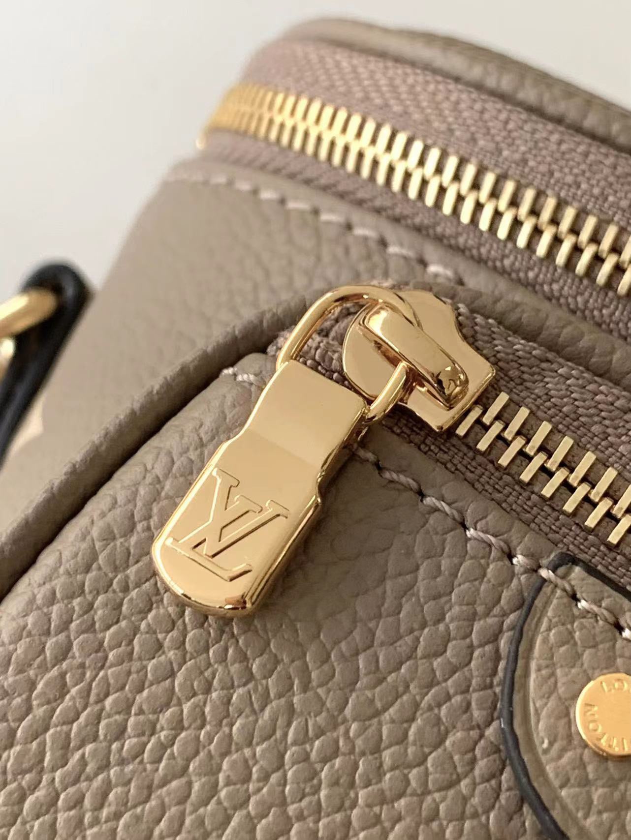 LV 原單大Logo胸包 灰色斜背腰包 時尚休閒百搭款| 10 LV 原單大Logo胸包 灰色斜背腰包 時尚休閒百搭款