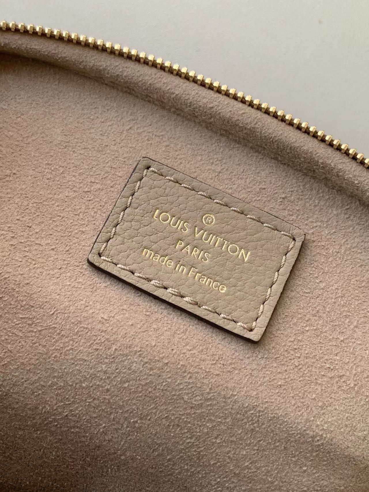 LV 原單大Logo胸包 灰色斜背腰包 時尚休閒百搭款| 7 LV 原單大Logo胸包 灰色斜背腰包 時尚休閒百搭款