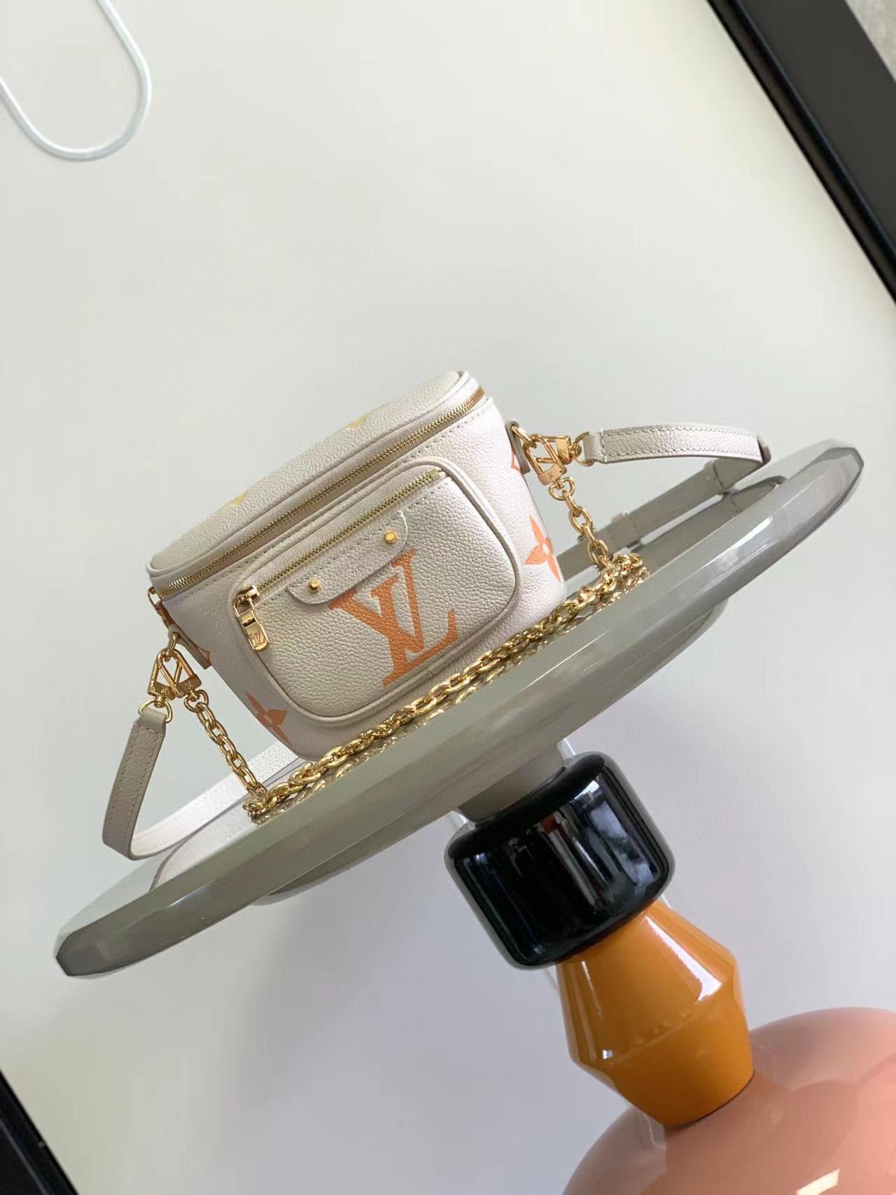 LV A貨拼色胸包 白橙斜背腰包 時尚輕巧百搭款