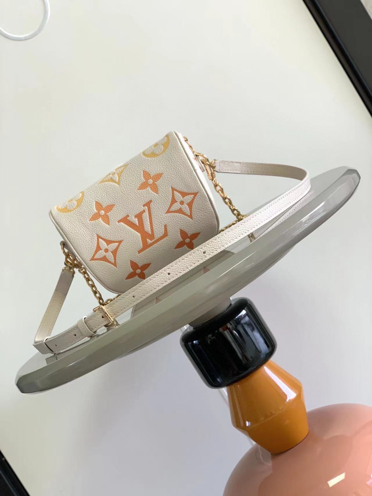 LV A貨拼色胸包 白橙斜背腰包 時尚輕巧百搭款| 14 LV A貨拼色胸包 白橙斜背腰包 時尚輕巧百搭款
