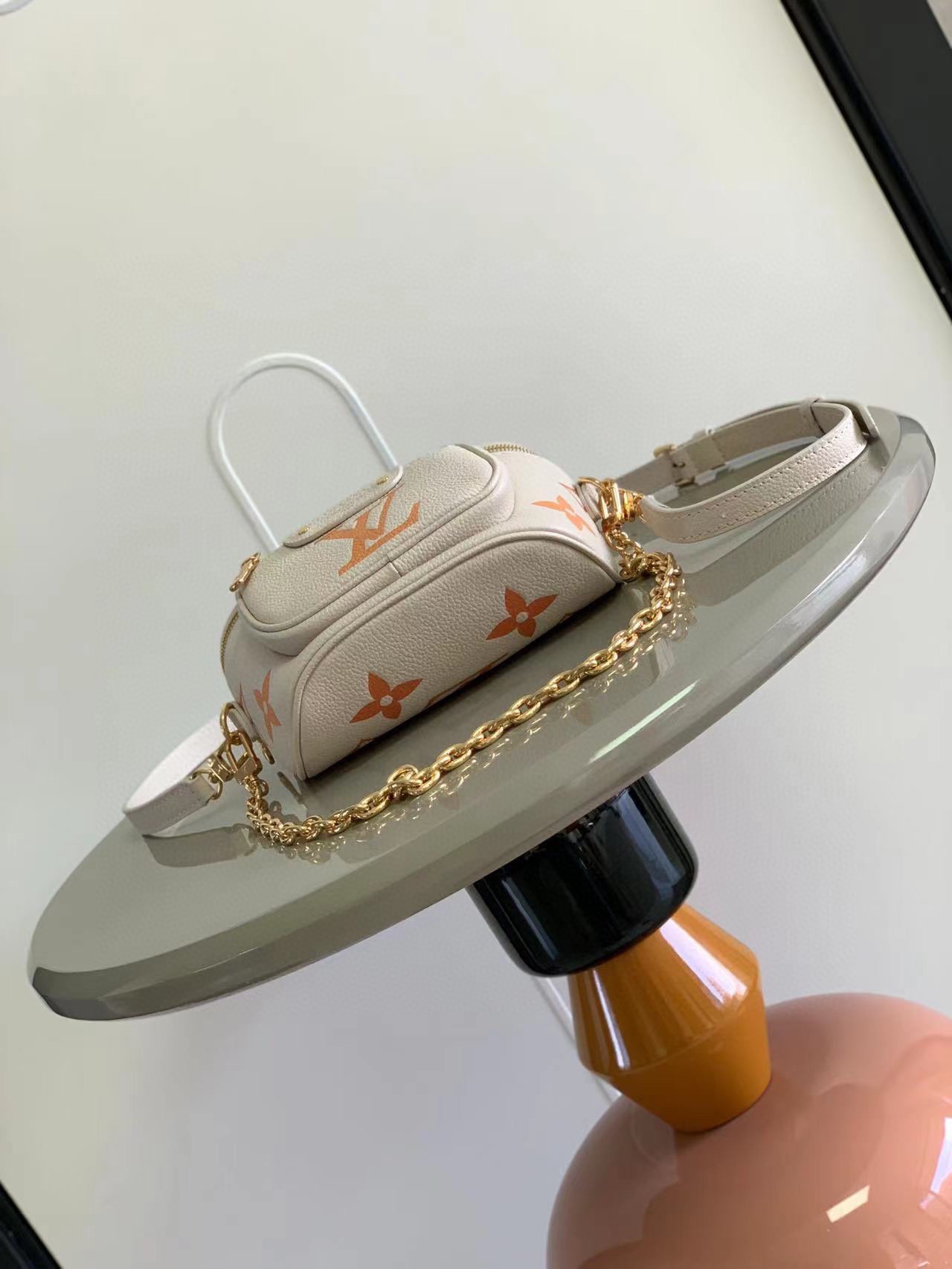 LV A貨拼色胸包 白橙斜背腰包 時尚輕巧百搭款| 12 LV A貨拼色胸包 白橙斜背腰包 時尚輕巧百搭款