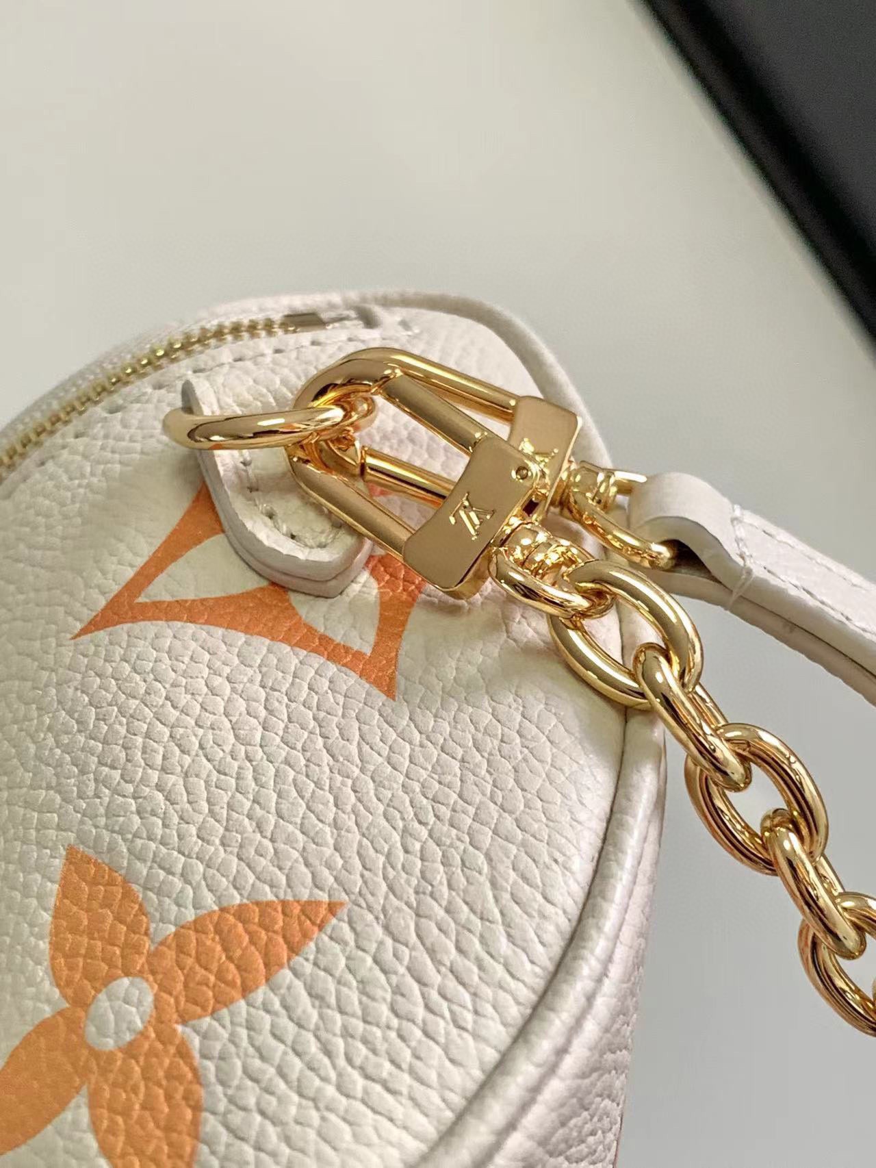 LV A貨拼色胸包 白橙斜背腰包 時尚輕巧百搭款| 10 LV A貨拼色胸包 白橙斜背腰包 時尚輕巧百搭款