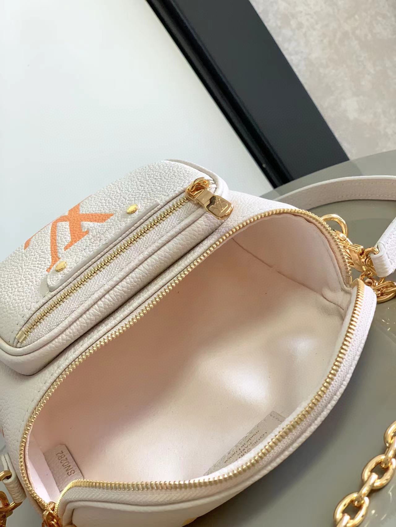 LV A貨拼色胸包 白橙斜背腰包 時尚輕巧百搭款| 8 LV A貨拼色胸包 白橙斜背腰包 時尚輕巧百搭款