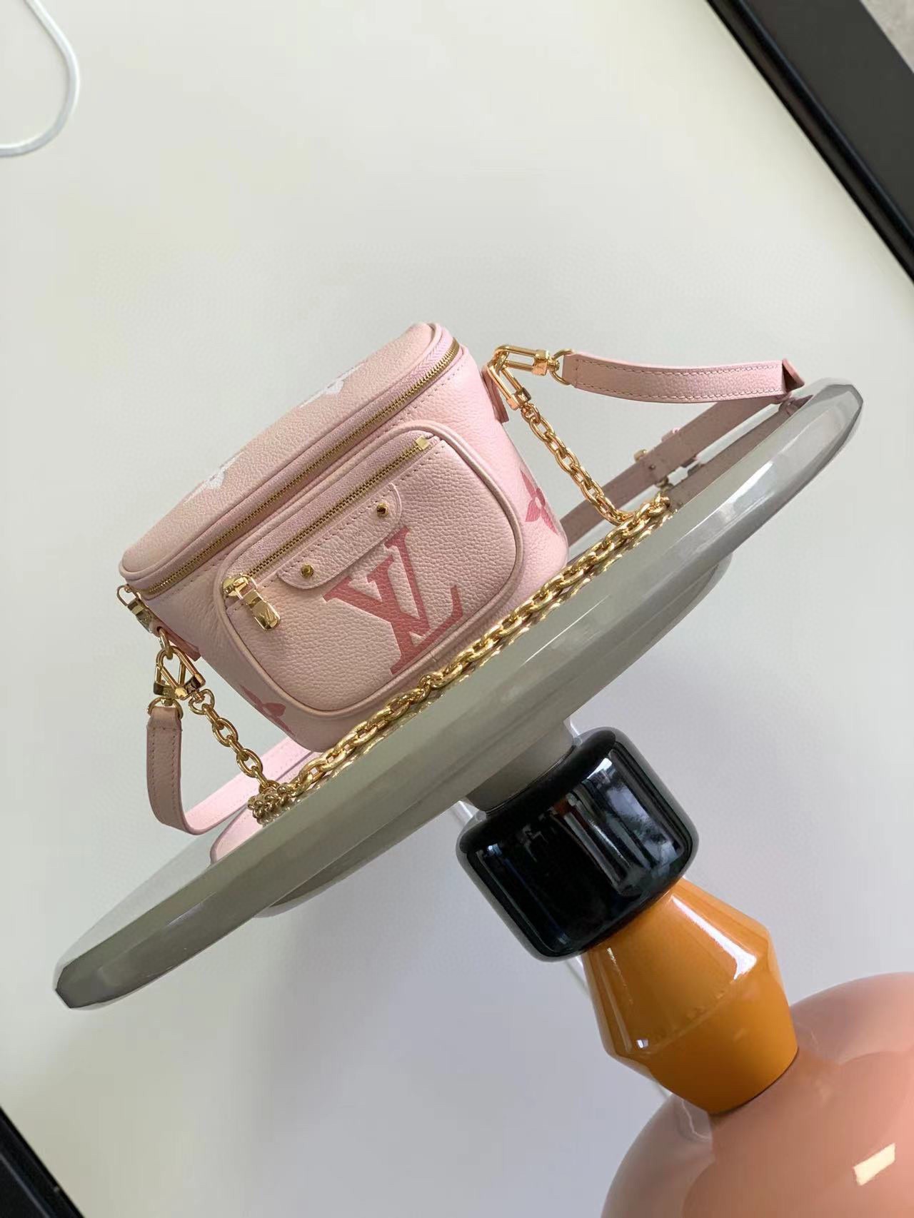 LV 一比一粉色胸包 女生斜背腰包 輕巧甜美設計