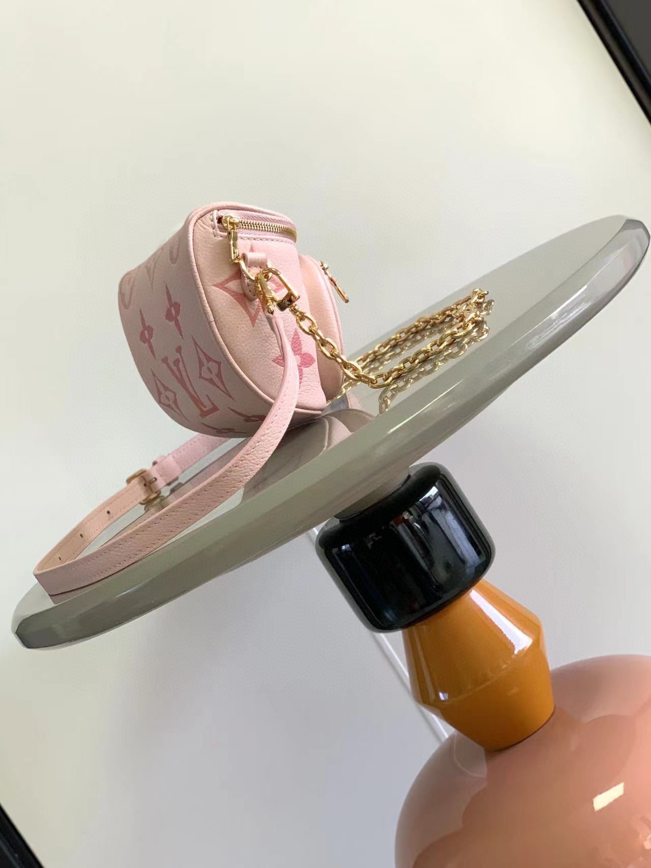 LV 一比一粉色胸包 女生斜背腰包 輕巧甜美設計