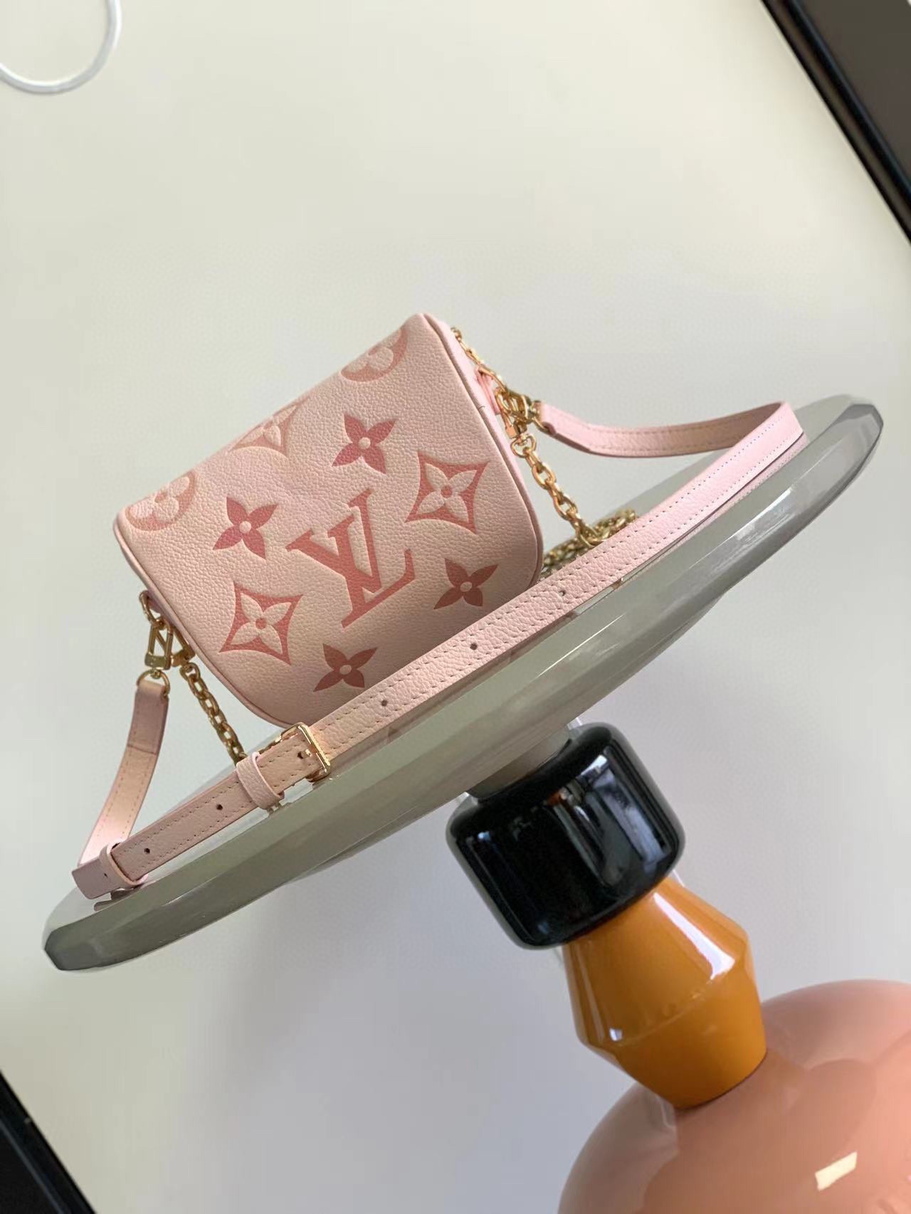 LV 一比一粉色胸包 女生斜背腰包 輕巧甜美設計