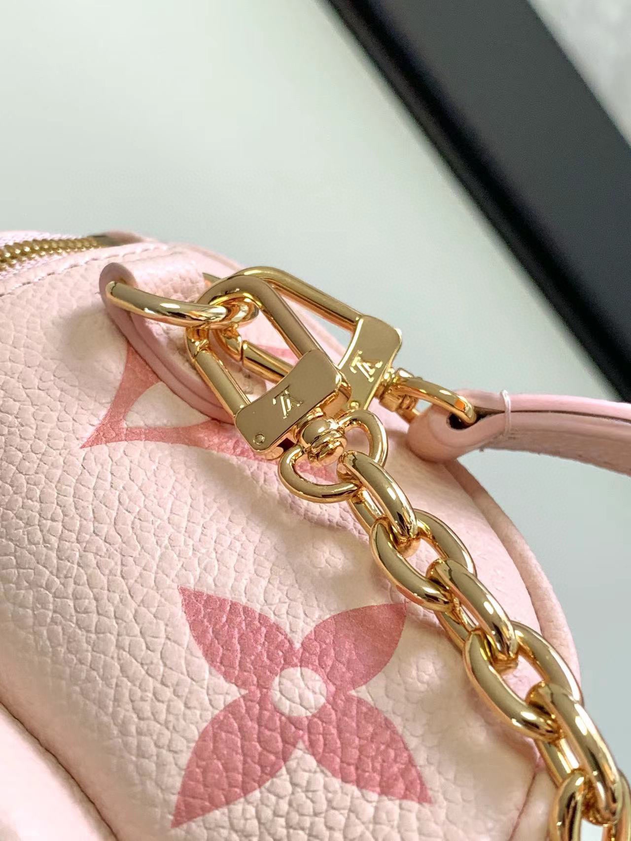 LV 一比一粉色胸包 女生斜背腰包 輕巧甜美設計
