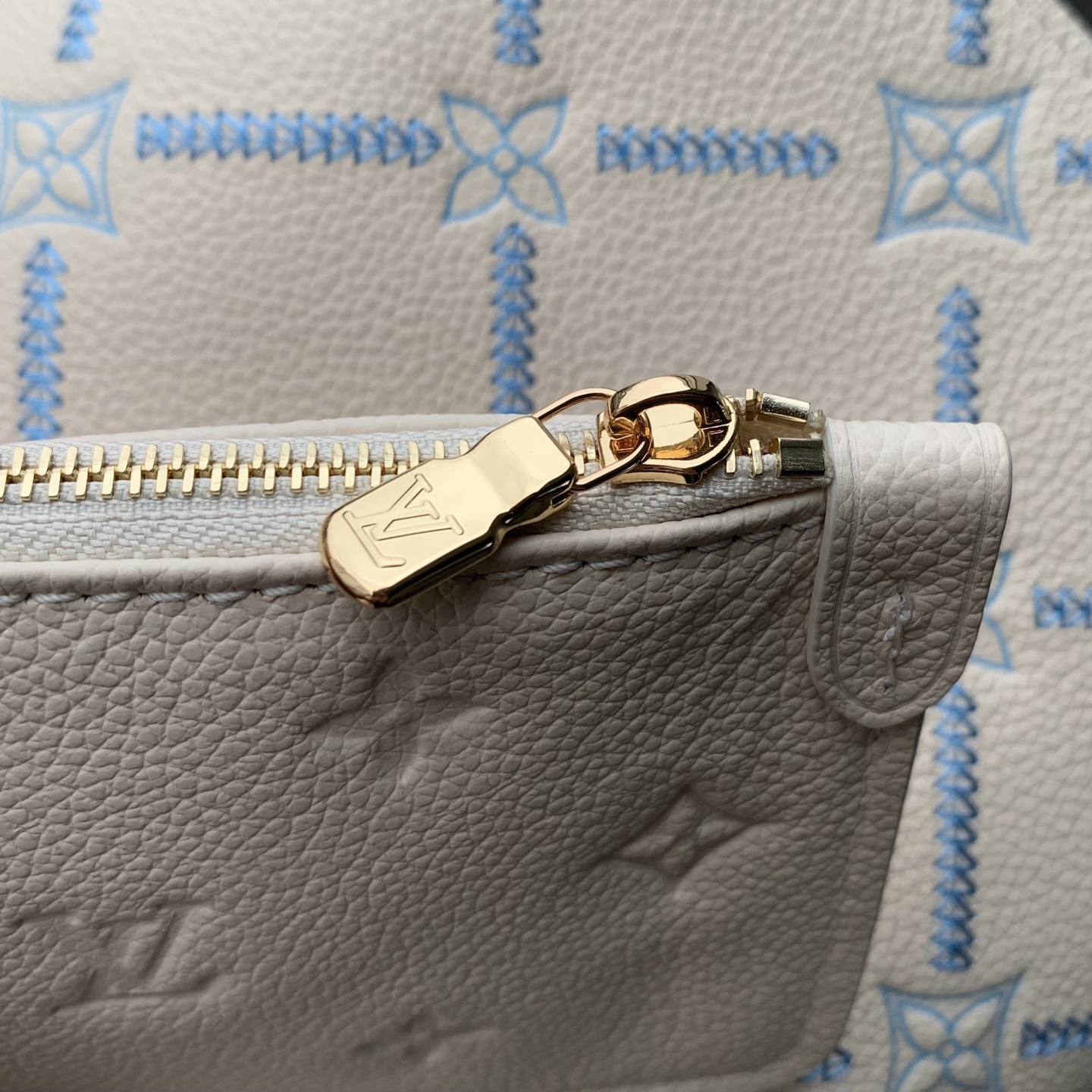 LV刺繡字母單肩腋下包 女士百搭時尚小包 一比一高端精品款| 10 LV刺繡字母單肩腋下包 女士百搭時尚小包 一比一高端精品款