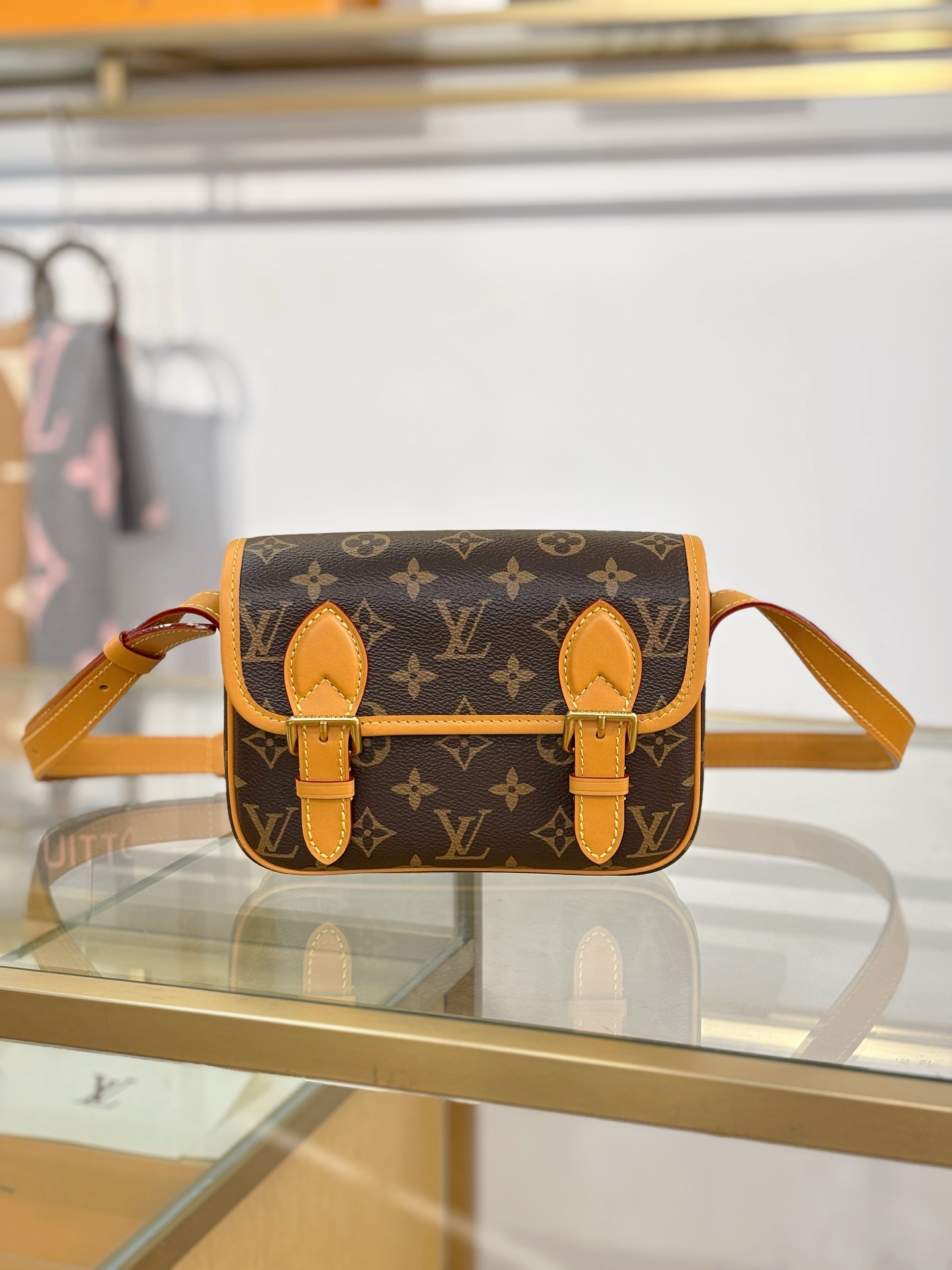 LV 一比一 老花雙扣翻蓋斜挎包 復古小方包