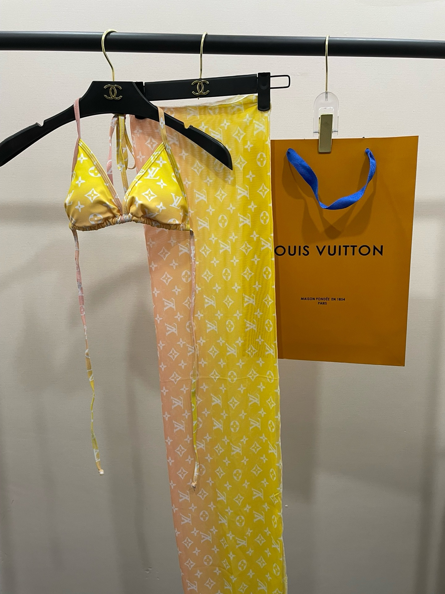 LV 高仿 渐变黄色比基尼套装+罩衫 沙滩度假三件套泳衣| 13 LV 高仿 渐变黄色比基尼套装+罩衫 沙滩度假三件套泳衣