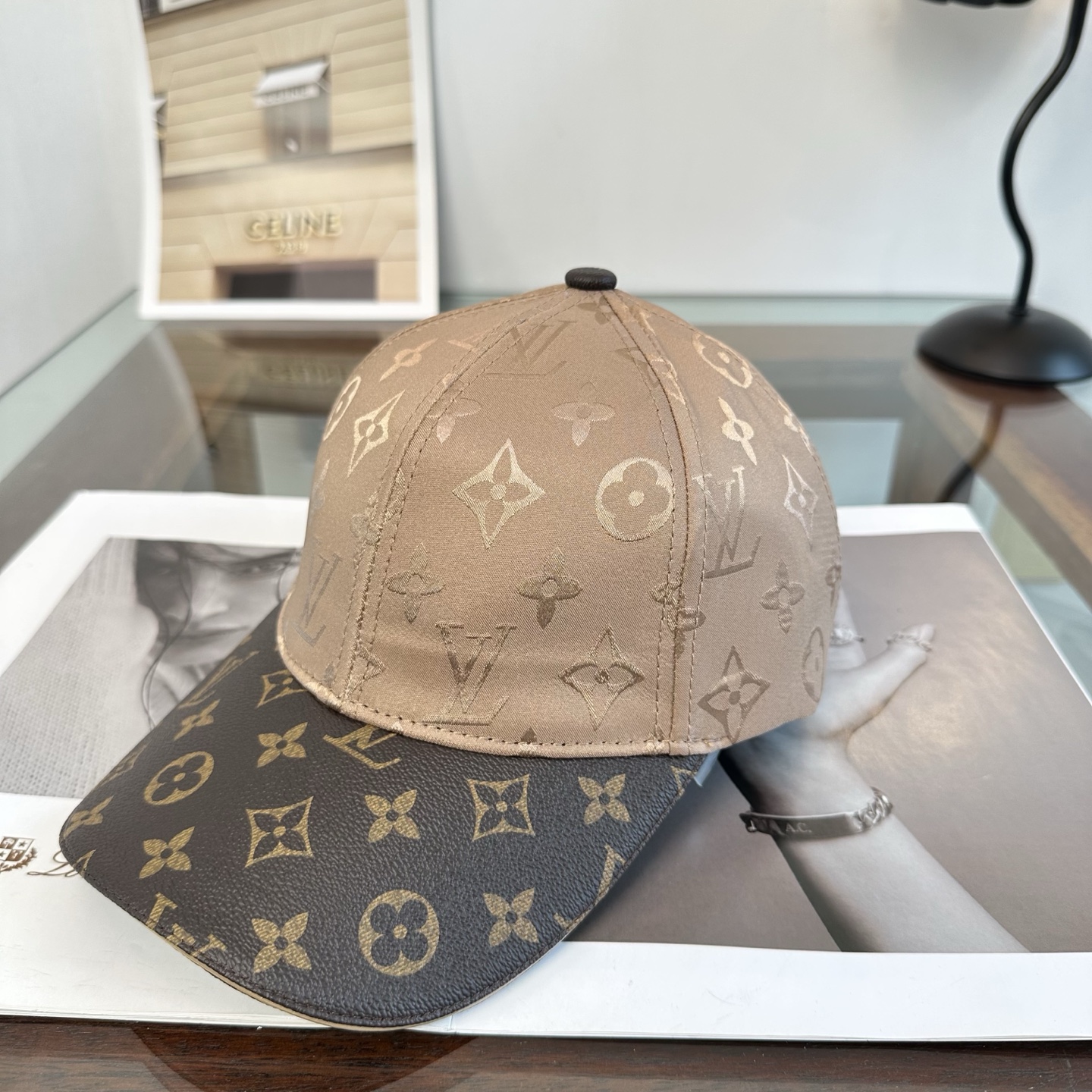 LV高仿卡其拼接老花棒球帽 經典百搭時尚帽| 12 LV高仿卡其拼接老花棒球帽 經典百搭時尚帽