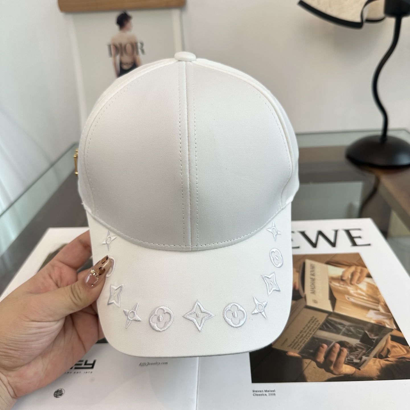 LV高仿白色浮雕老花棒球帽 Monogram壓紋簡約遮陽帽| 12 LV高仿白色浮雕老花棒球帽 Monogram壓紋簡約遮陽帽