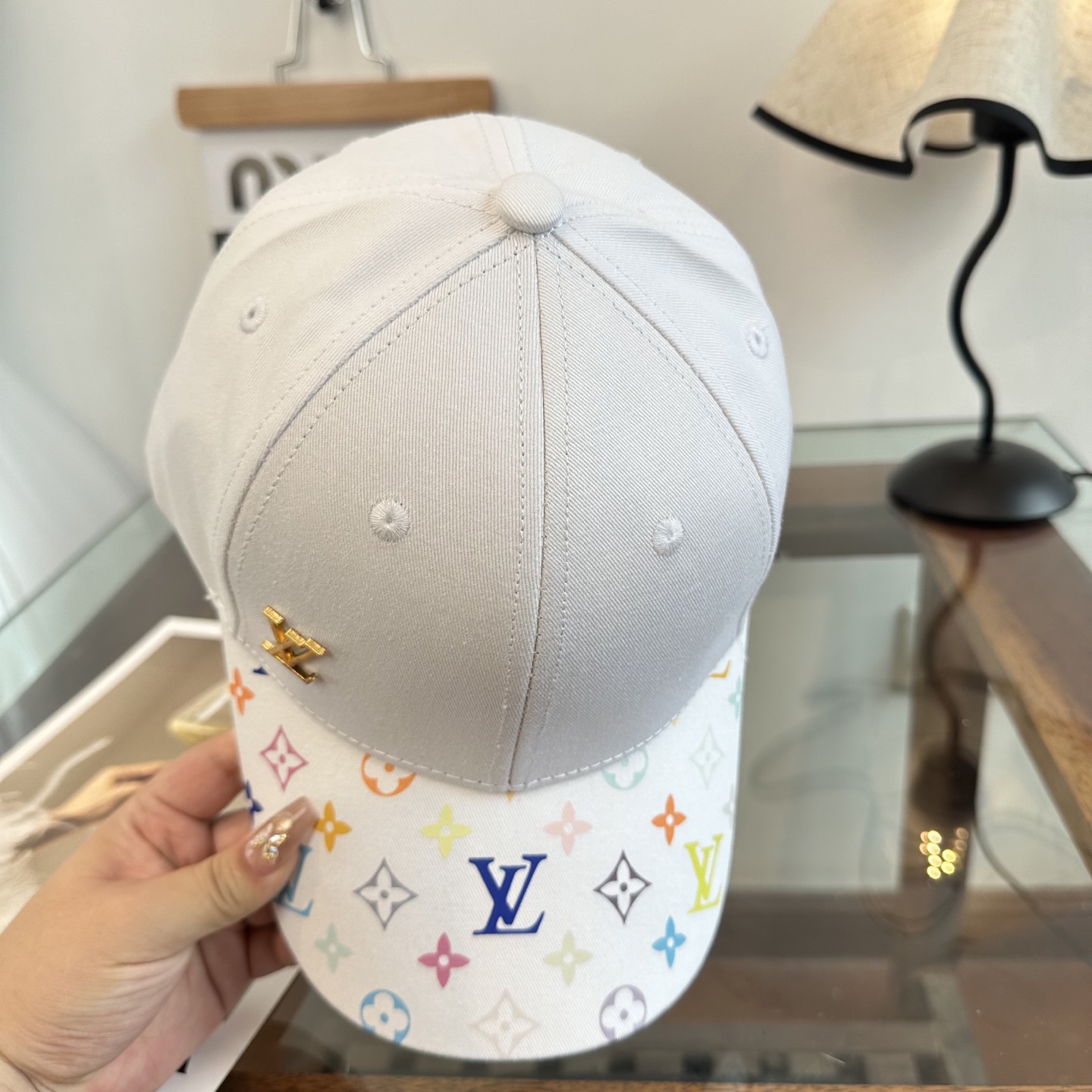 LV一比一白色彩色老花棒球帽 潮流百搭時尚帽| 10 LV一比一白色彩色老花棒球帽 潮流百搭時尚帽
