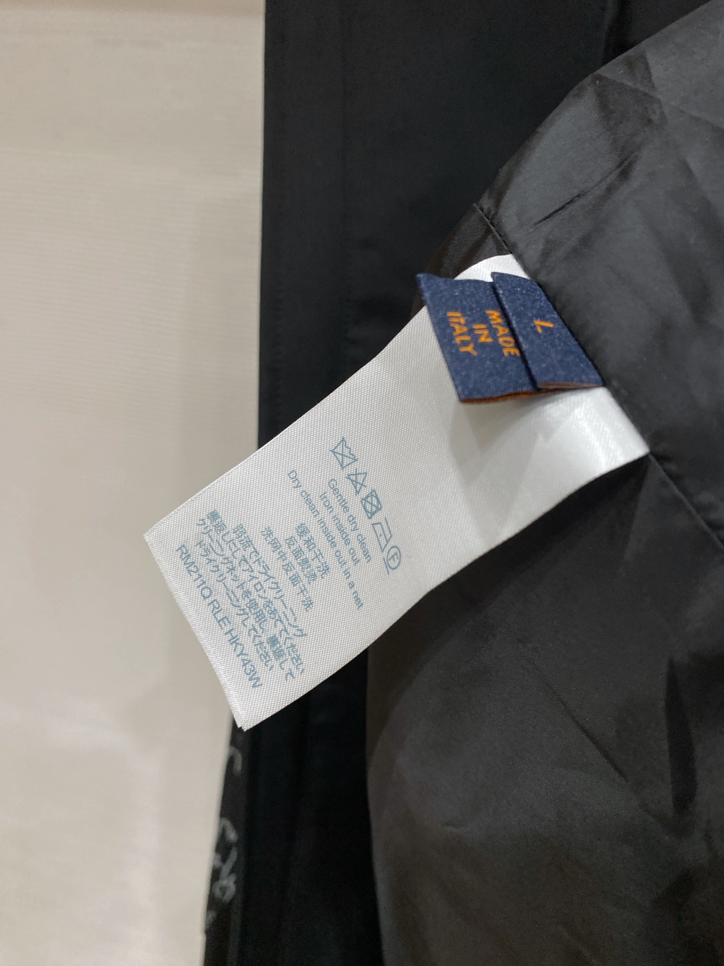 LV原單連帽外套男士黑色拼接印花設計輕奢休閒款| 7 LV原單連帽外套男士黑色拼接印花設計輕奢休閒款