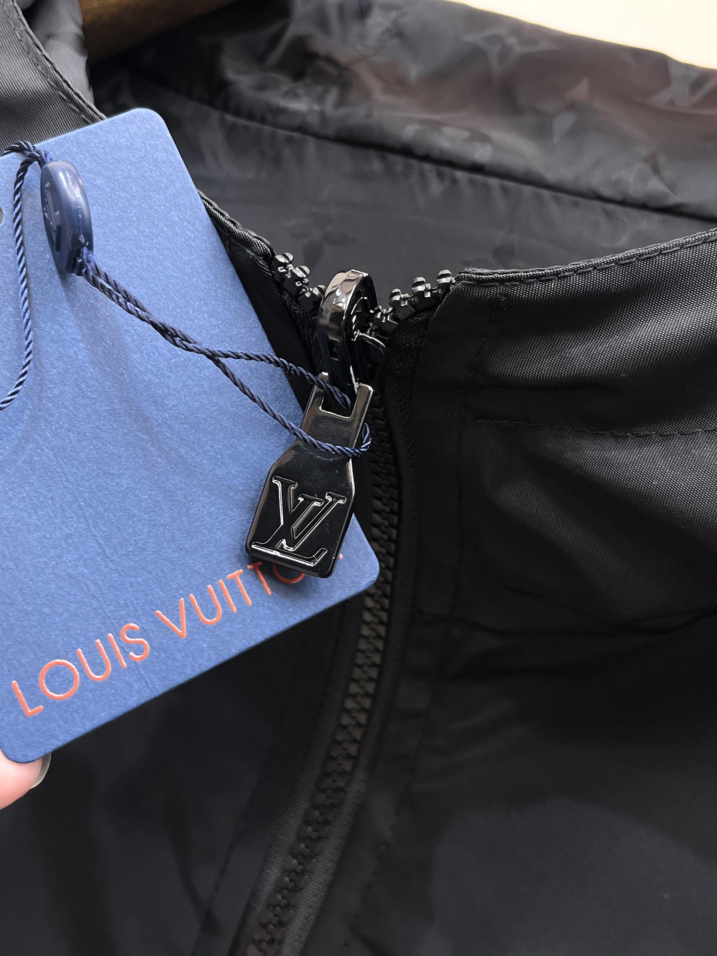 LV A貨連帽外套男士滿版Monogram設計時尚防風款| 18 LV A貨連帽外套男士滿版Monogram設計時尚防風款