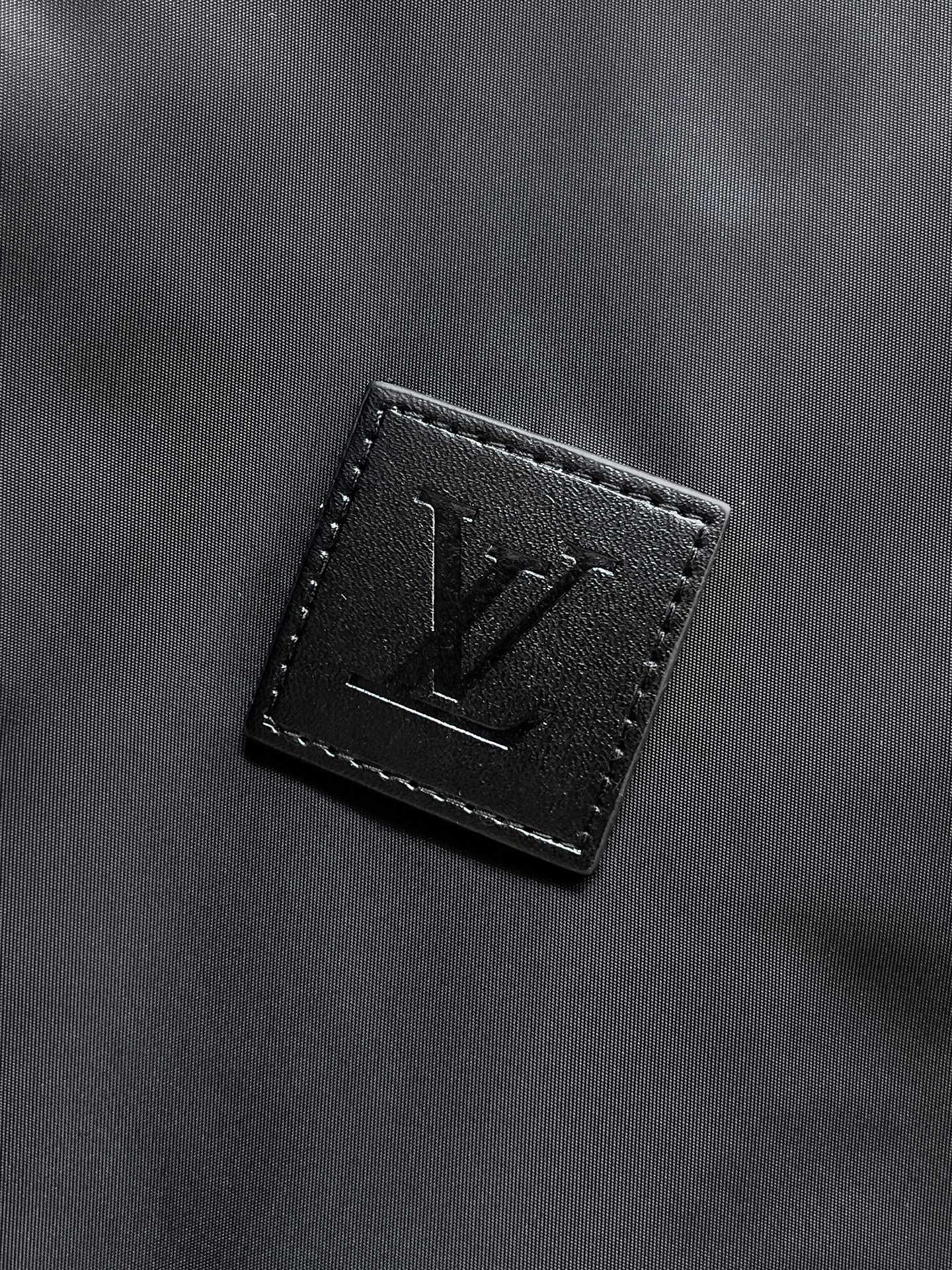LV A貨連帽外套男士滿版Monogram設計時尚防風款| 17 LV A貨連帽外套男士滿版Monogram設計時尚防風款