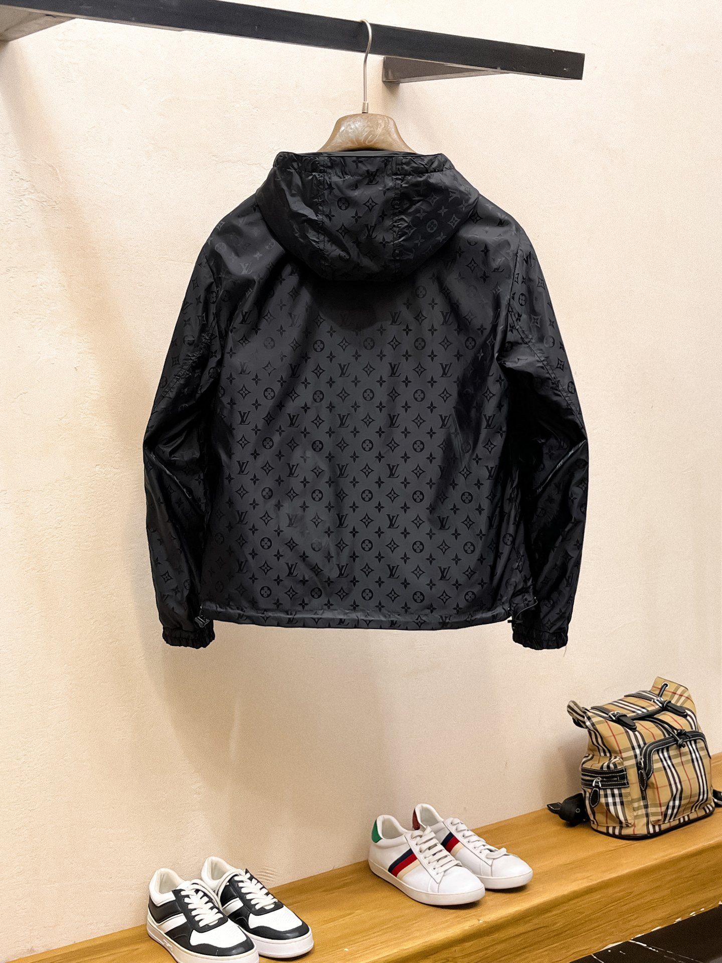 LV A貨連帽外套男士滿版Monogram設計時尚防風款| 14 LV A貨連帽外套男士滿版Monogram設計時尚防風款
