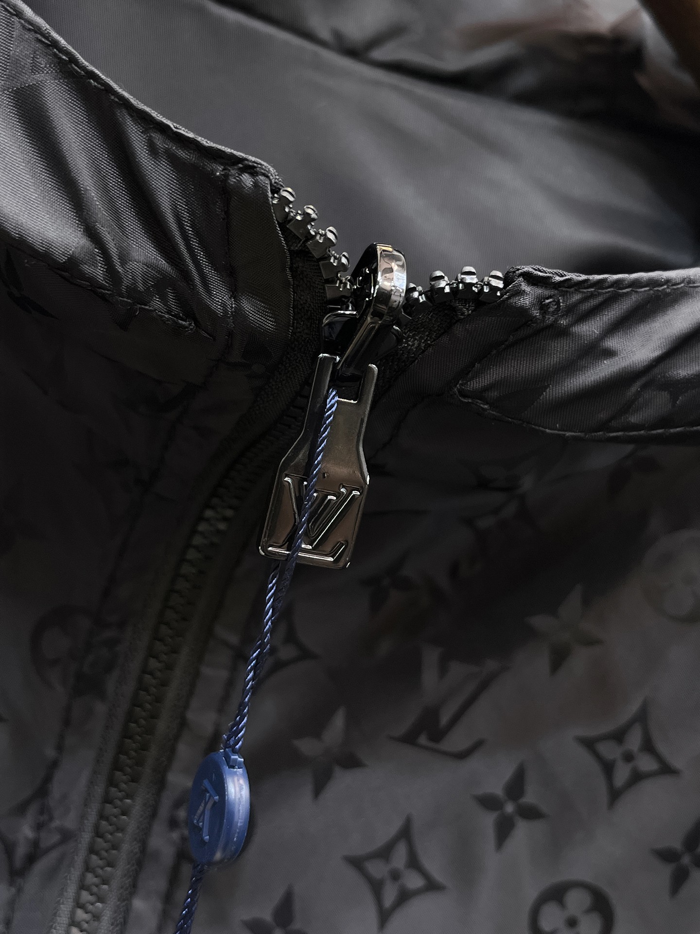 LV A貨連帽外套男士滿版Monogram設計時尚防風款| 10 LV A貨連帽外套男士滿版Monogram設計時尚防風款