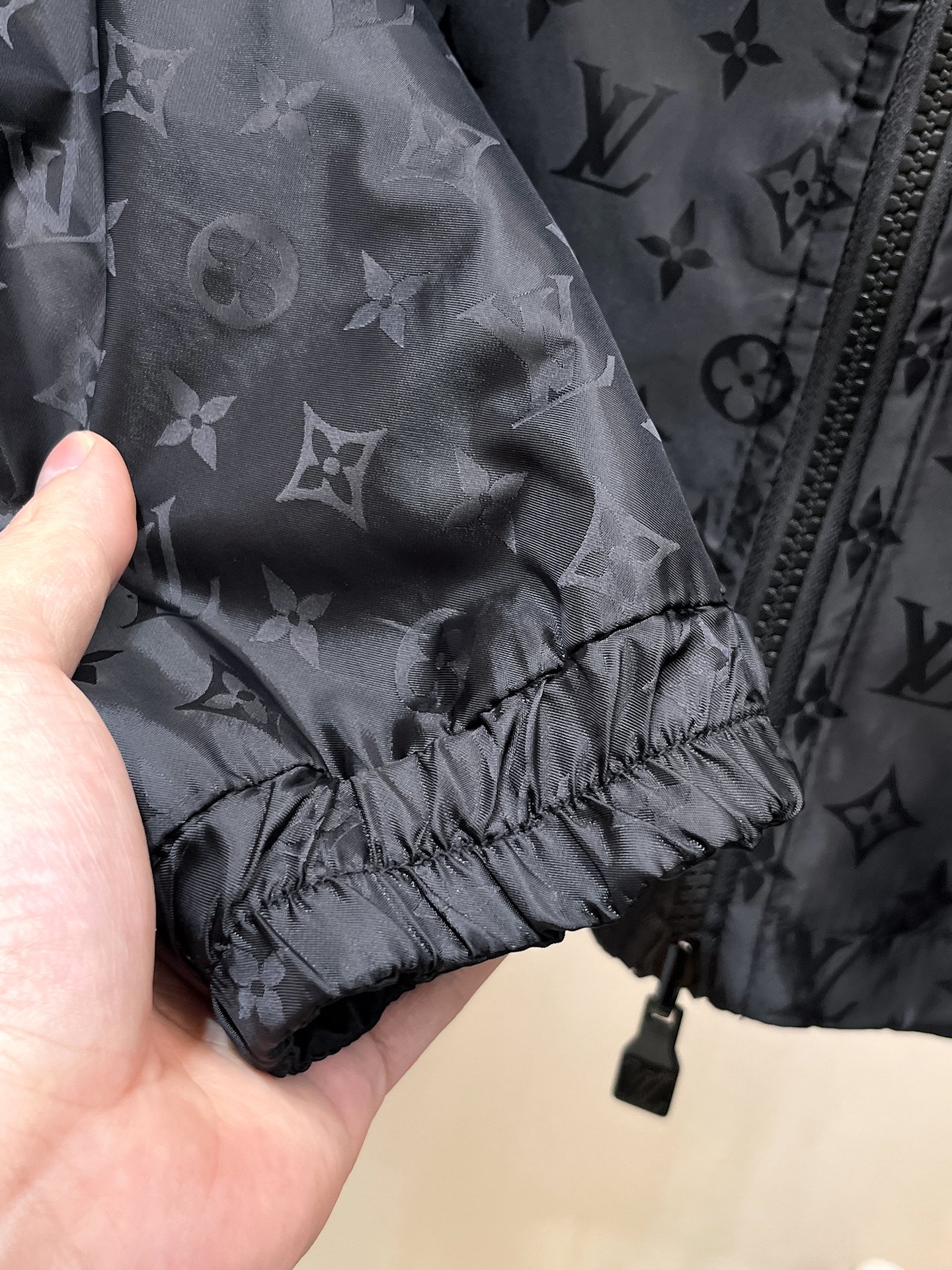 LV A貨連帽外套男士滿版Monogram設計時尚防風款| 8 LV A貨連帽外套男士滿版Monogram設計時尚防風款