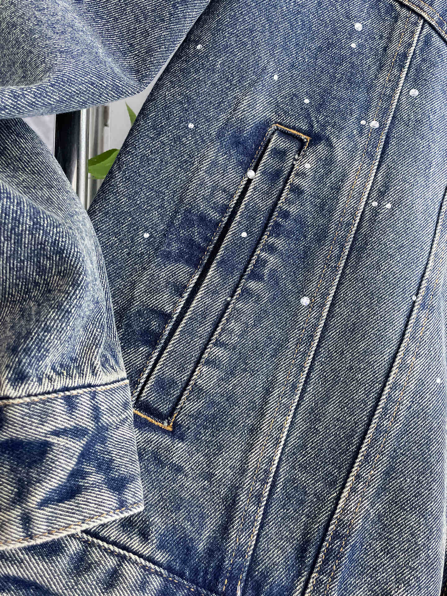 LV高仿牛仔外套男士彩色刺繡設計復古水洗潮流款| 15 LV高仿牛仔外套男士彩色刺繡設計復古水洗潮流款