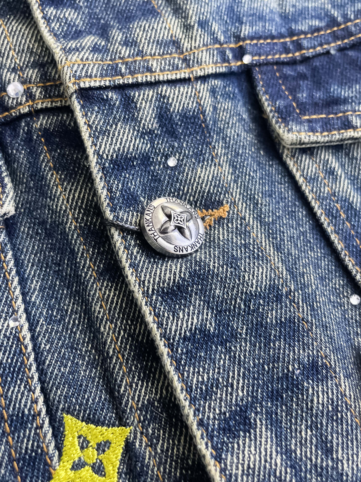 LV高仿牛仔外套男士彩色刺繡設計復古水洗潮流款| 8 LV高仿牛仔外套男士彩色刺繡設計復古水洗潮流款