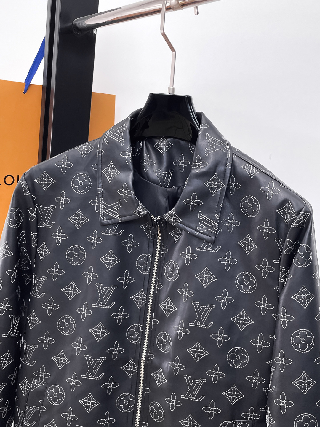 LV高仿滿印Monogram拉鍊外套 男士皮感時尚修身夾克