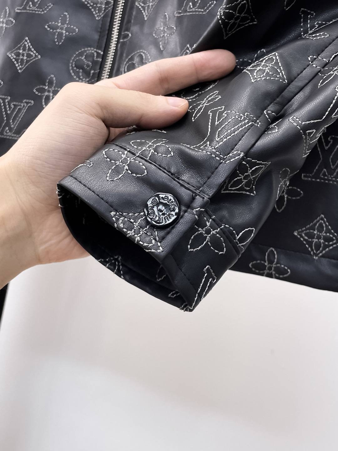 LV高仿滿印Monogram拉鍊外套 男士皮感時尚修身夾克