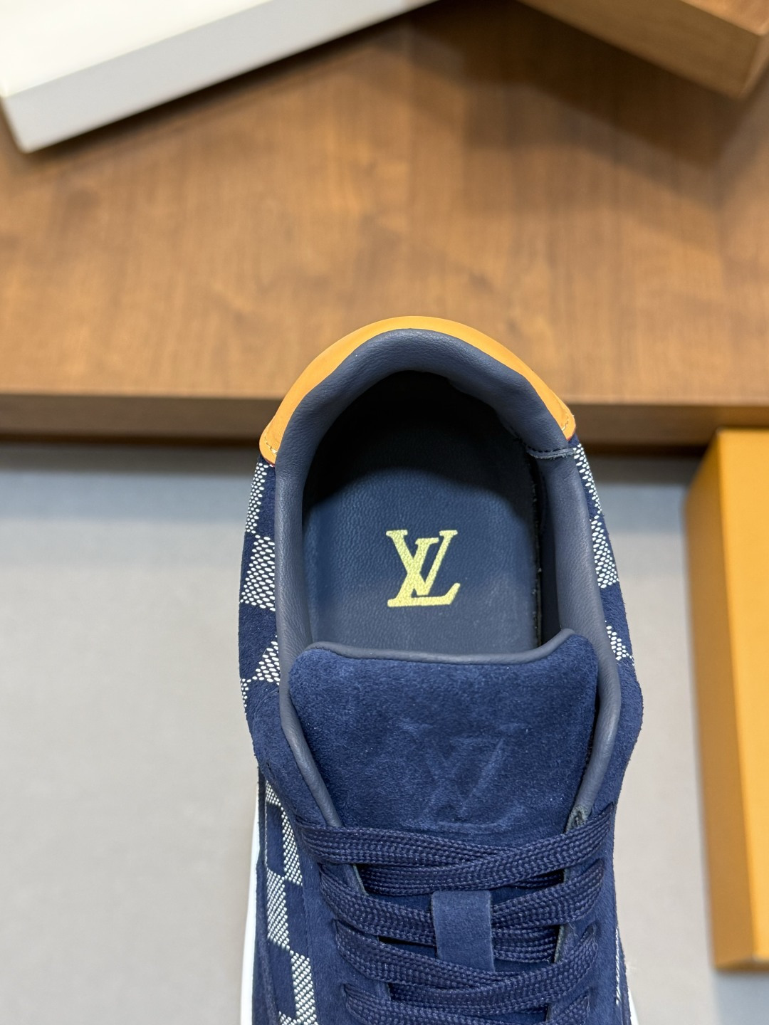 LV A貨男女款休閒運動鞋深藍色簡約設計百搭舒適款