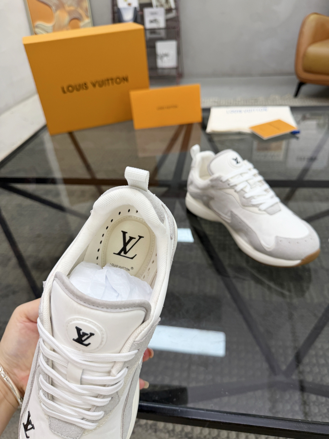 LV一比一男士休閒運動鞋白灰拼接設計百搭舒適輕奢款| 9 LV一比一男士休閒運動鞋白灰拼接設計百搭舒適輕奢款